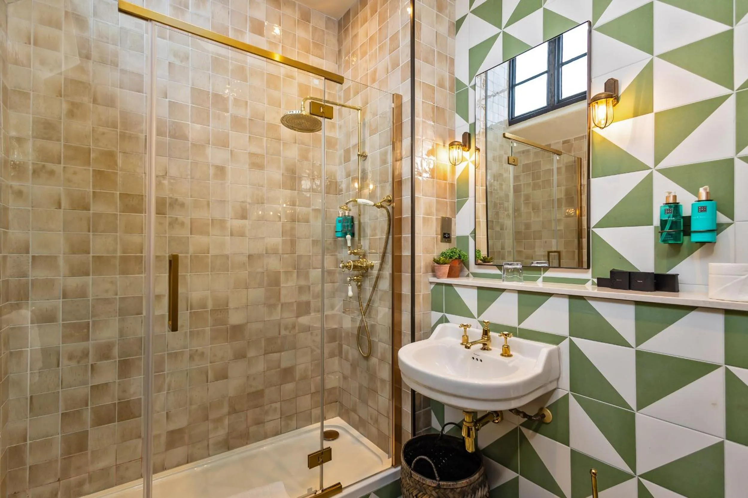 Bathroom in Salisbury Arms Hotel