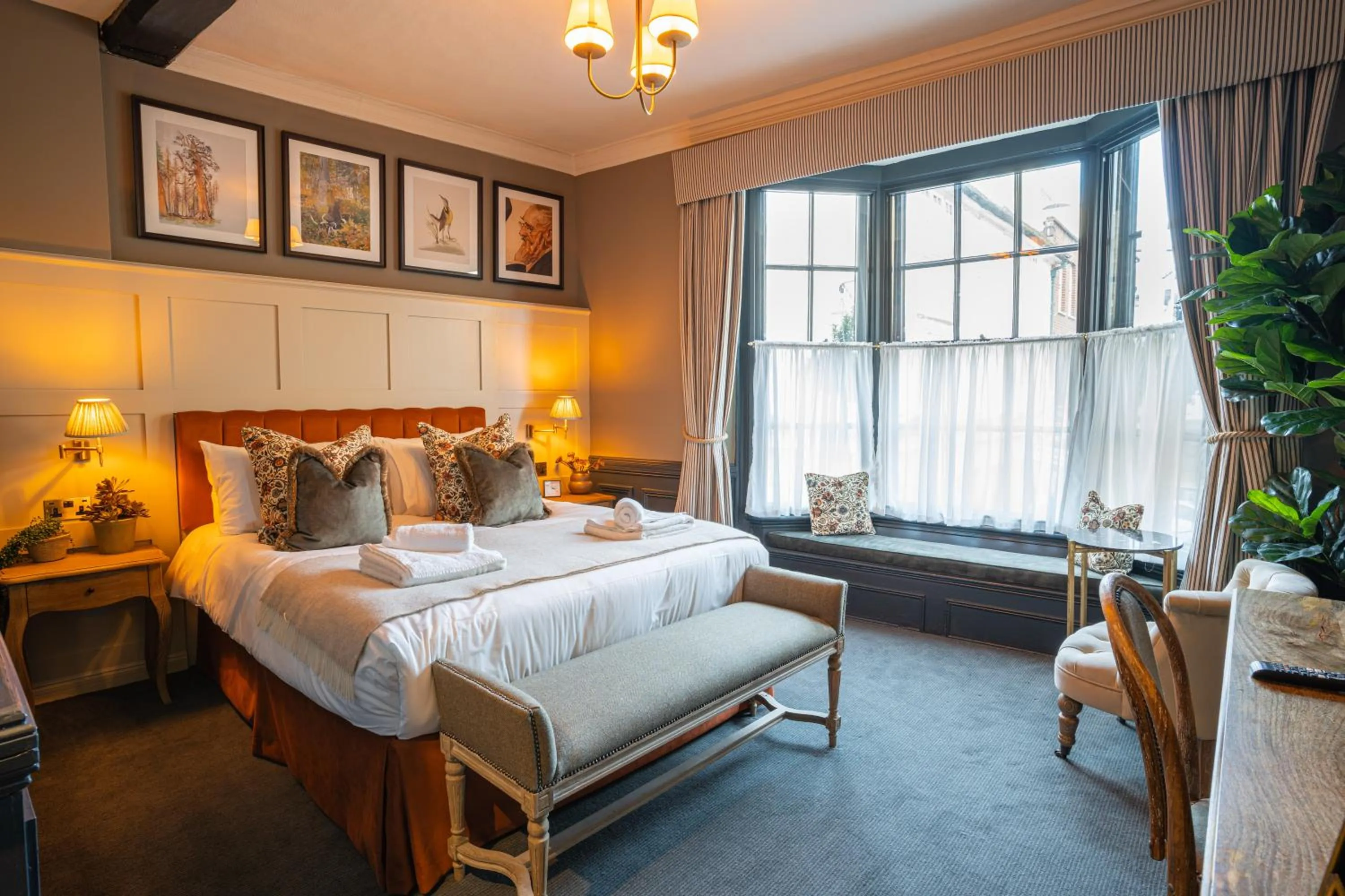 Photo of the whole room, Bed in Salisbury Arms Hotel