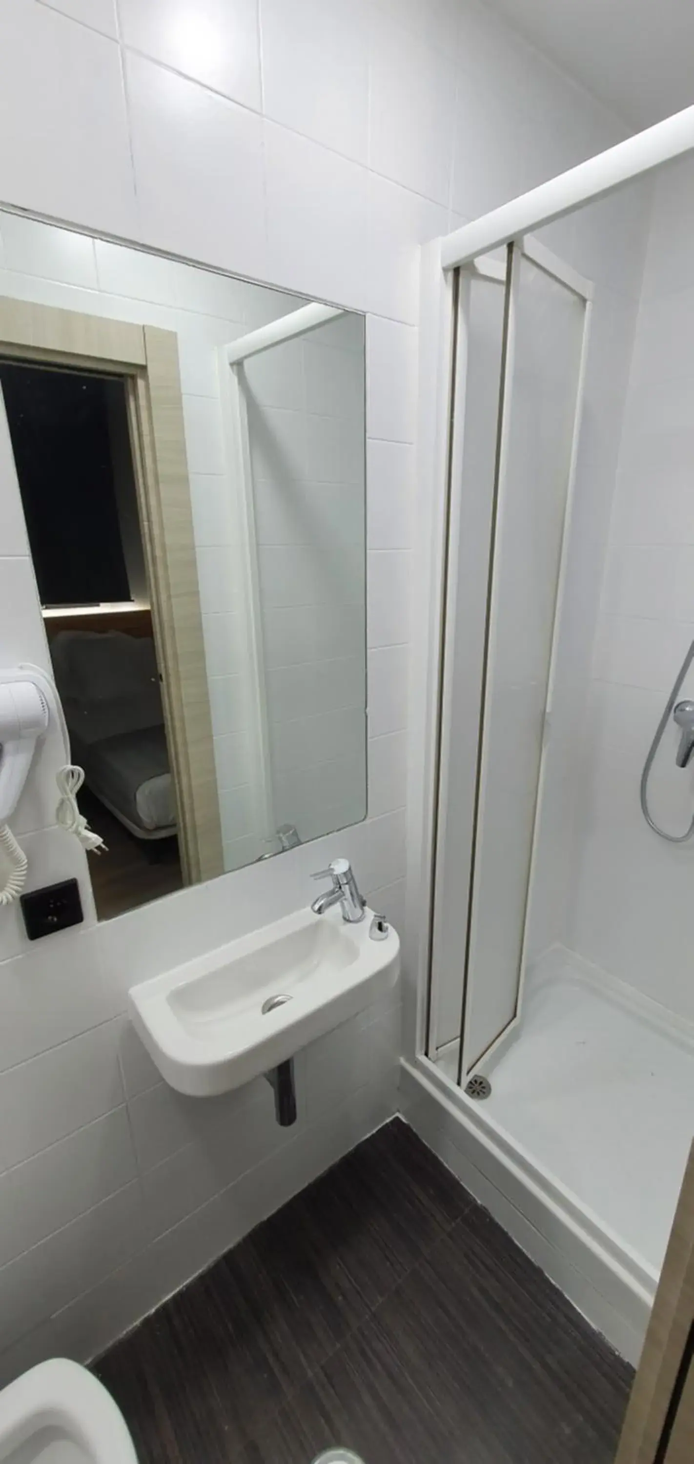 Single Room with Private Bathroom in CH Lemon Rooms - Madrid Single Room with Private Bathroom in CH Lemon Rooms - Madrid