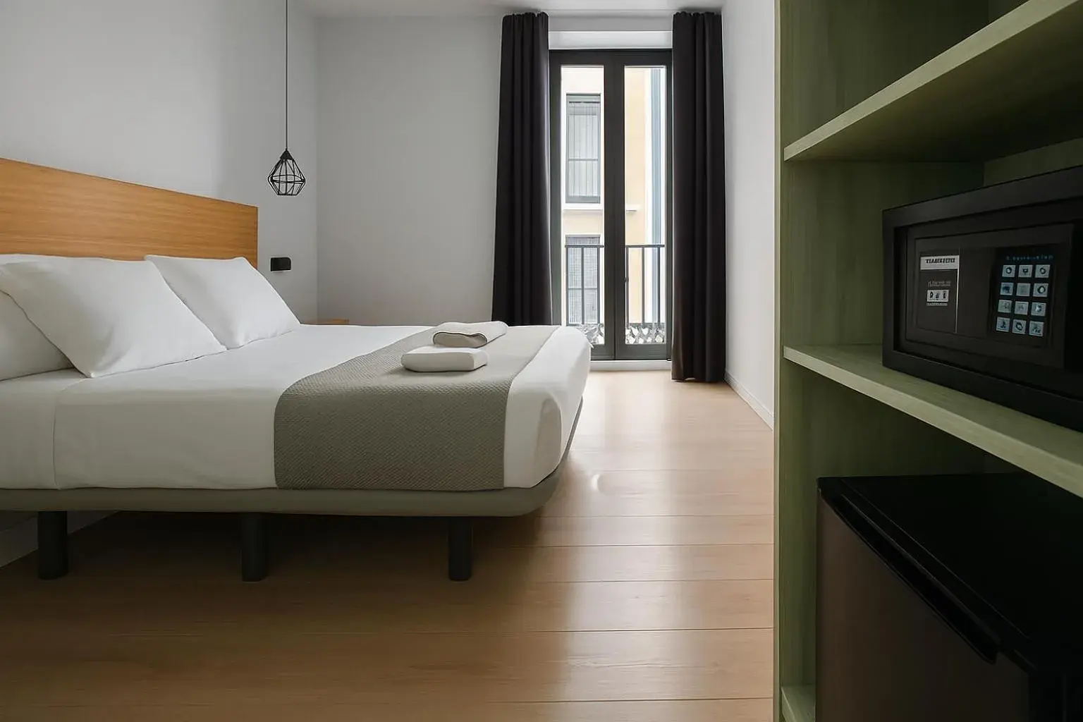 Deluxe Double Room with Balcony in CH Lemon Rooms - Madrid Deluxe Double Room with Balcony in CH Lemon Rooms - Madrid