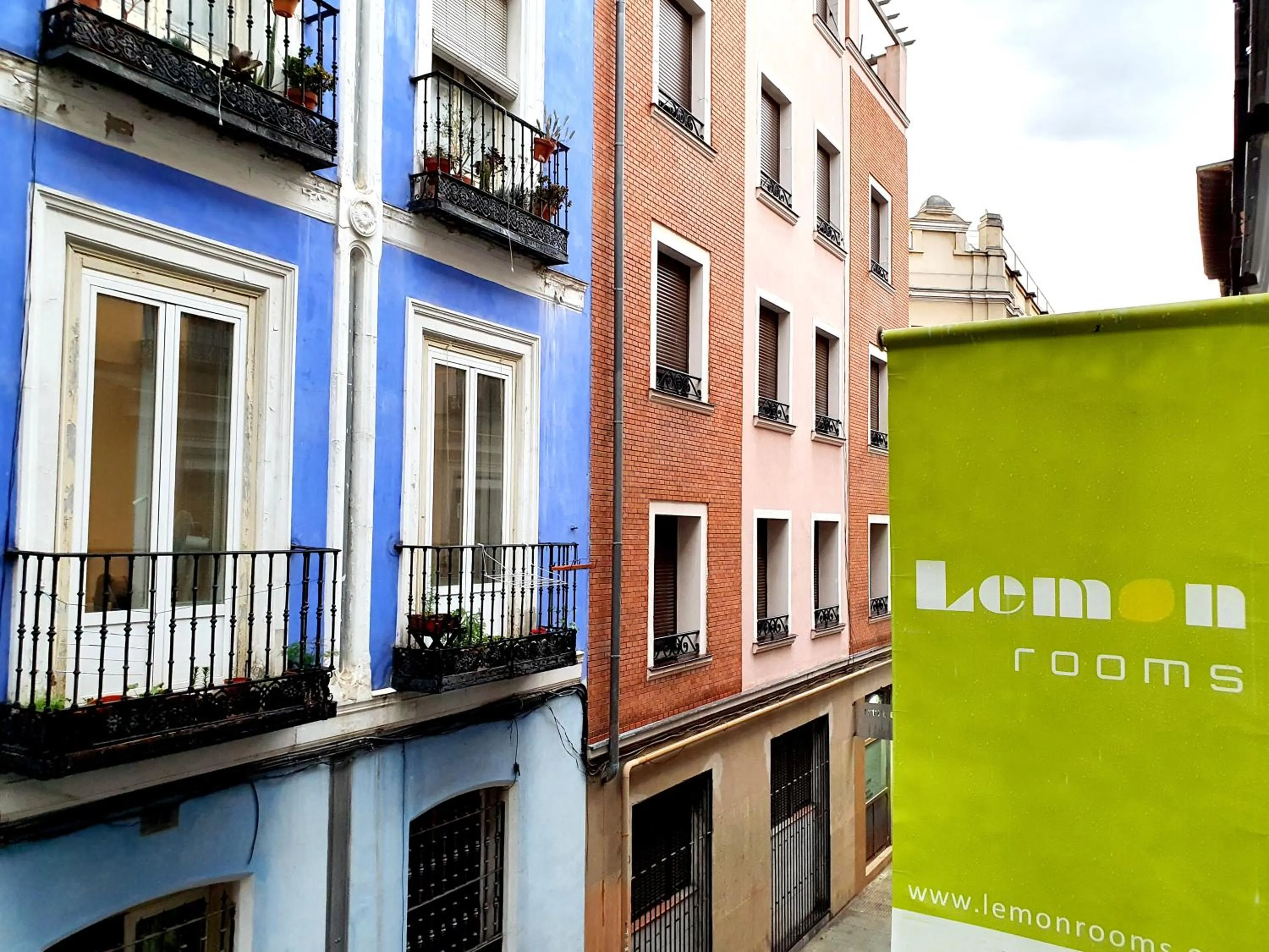 Property building in CH Lemon Rooms - Madrid