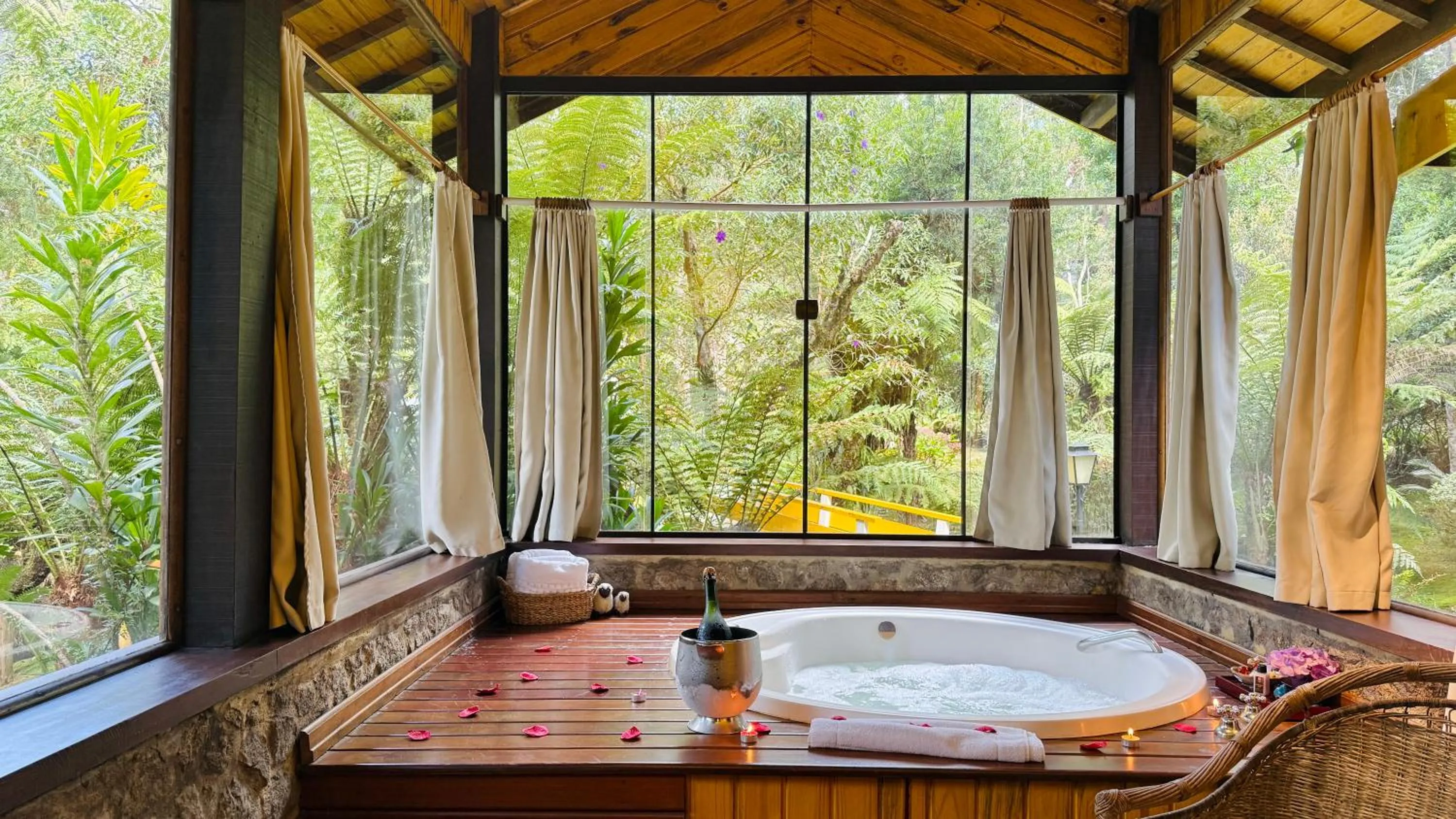 Hot Tub in Pousada Villa D'Amore