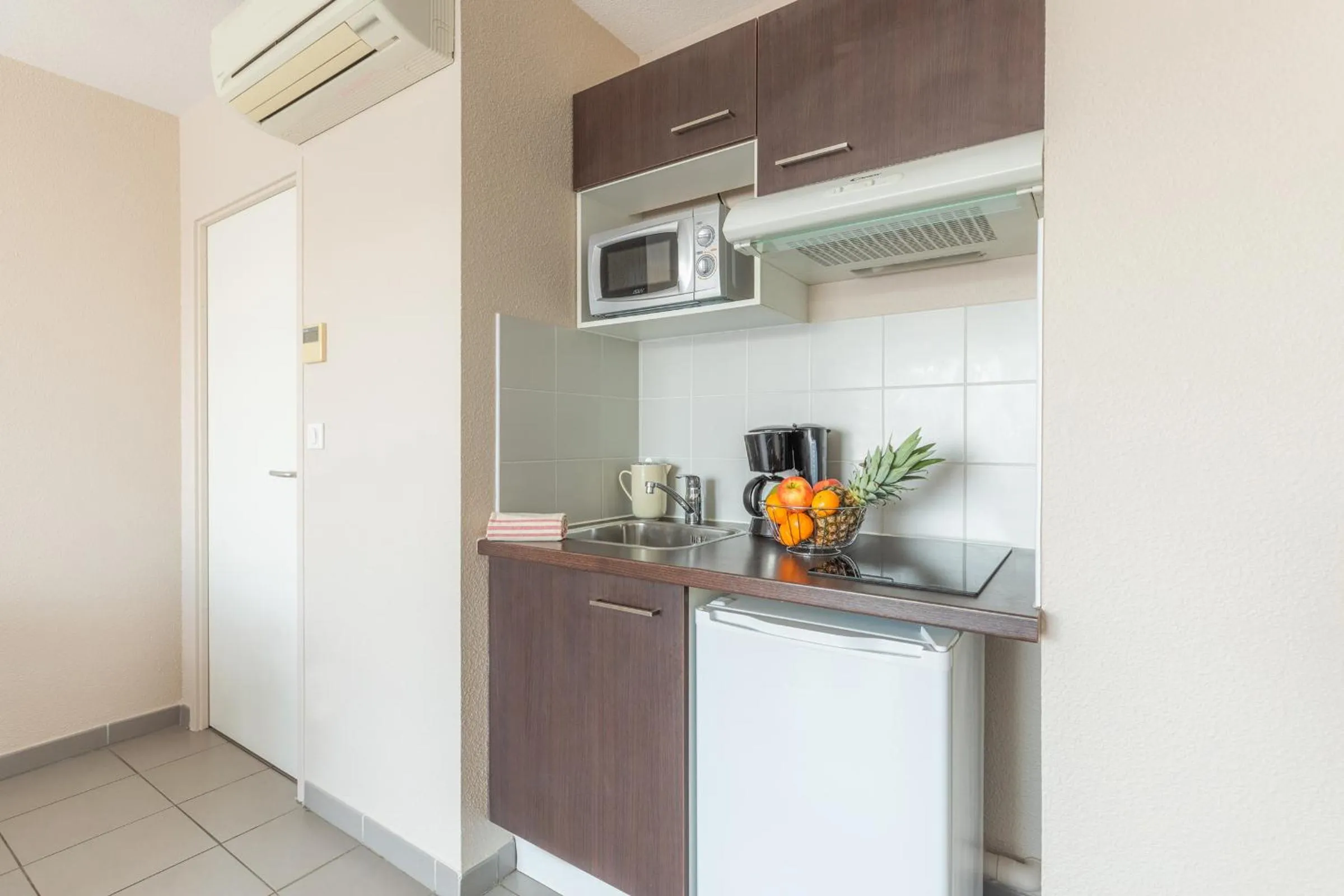 Kitchen or kitchenette in Appart'City Confort Toulouse Aéroport Cornebarrieu
