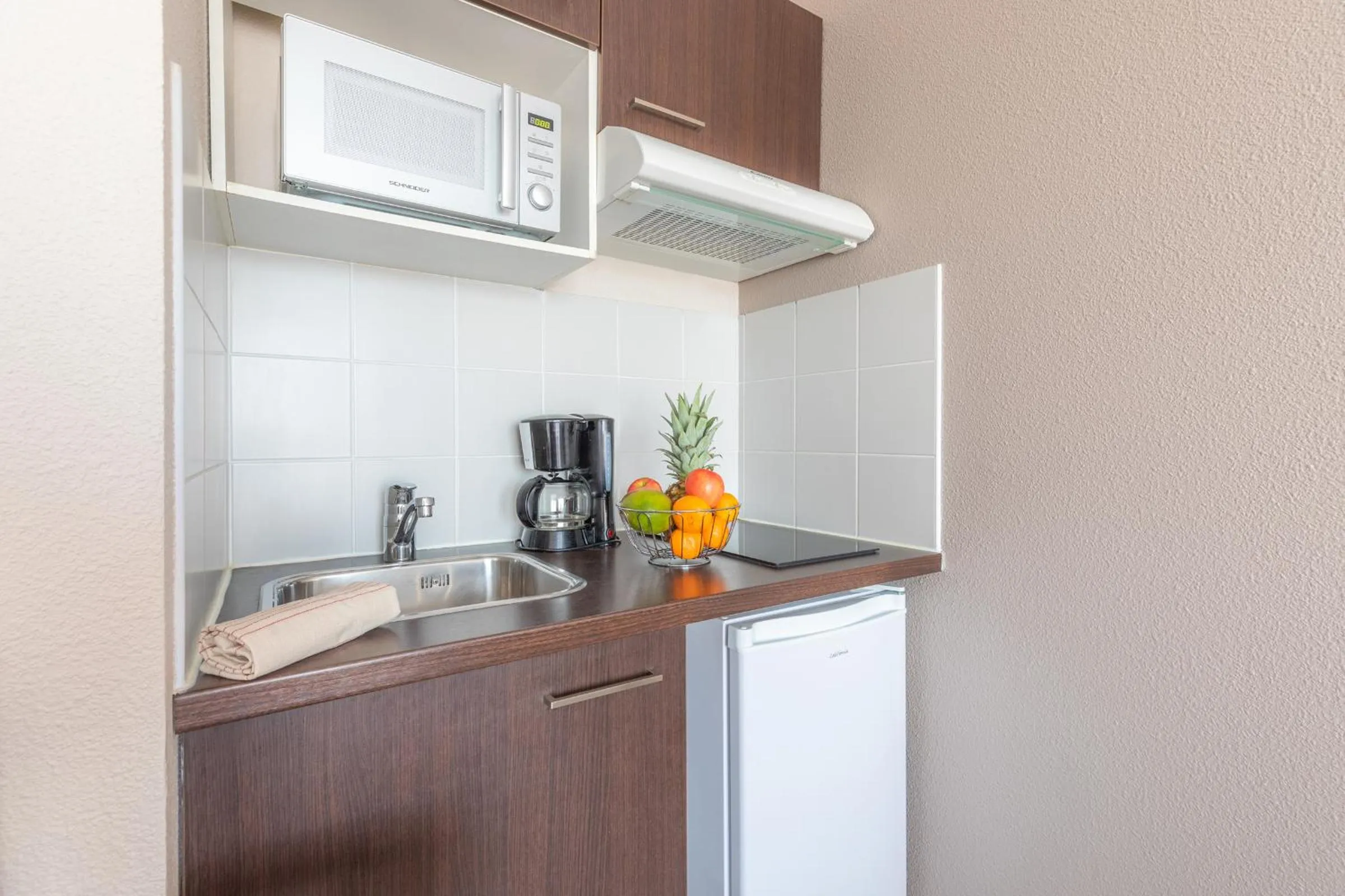 Kitchen or kitchenette in Appart'City Confort Toulouse Aéroport Cornebarrieu