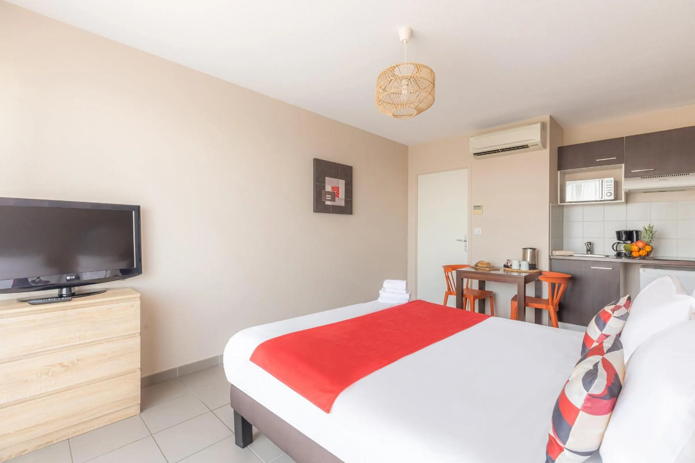 Bed in Appart'City Confort Toulouse Aéroport Cornebarrieu