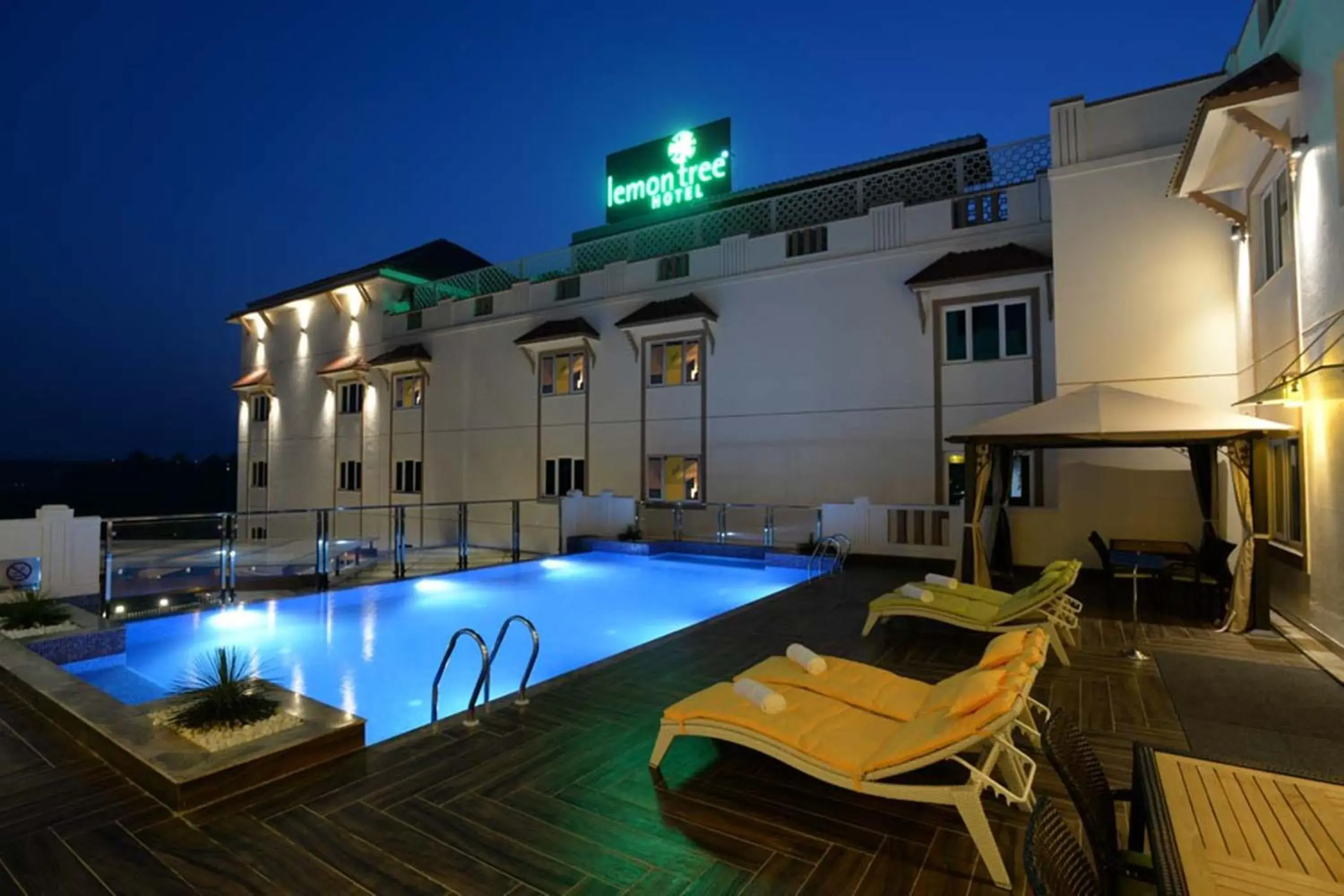 Swimming pool in Lemon Tree Hotel Coimbatore Swimming pool in Lemon Tree Hotel Coimbatore