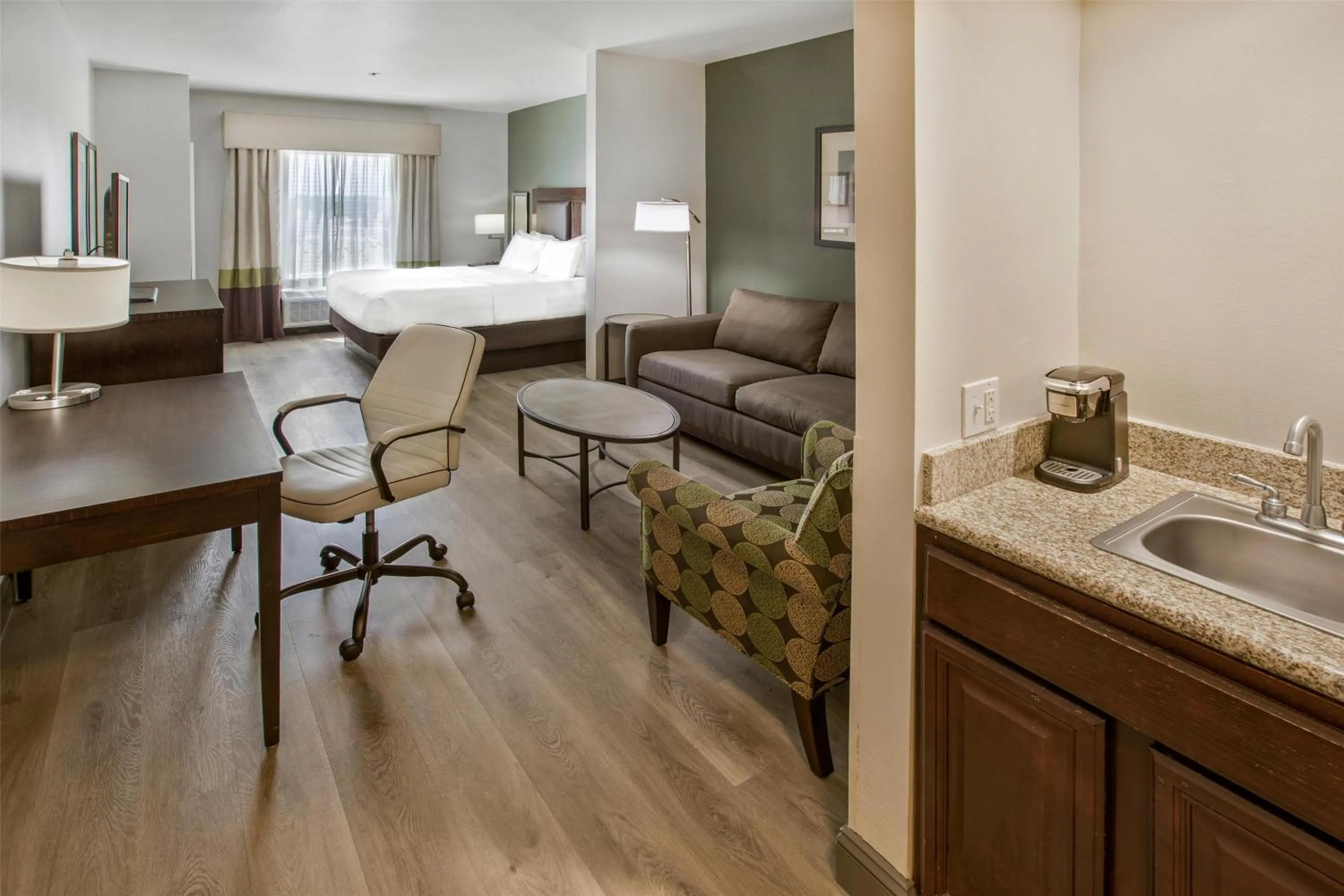 Photo of the whole room in Best Western Plus Duncanville Dallas