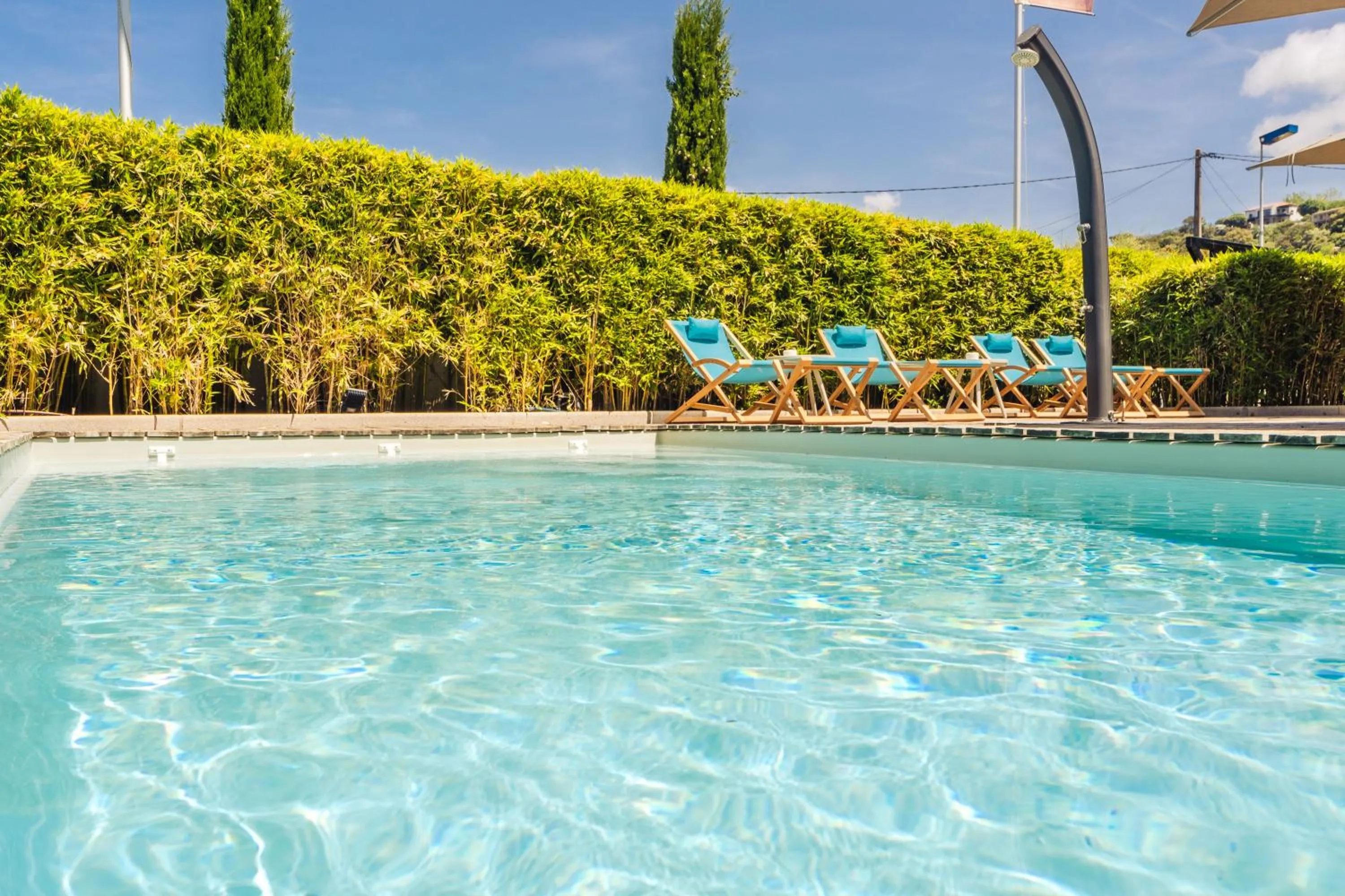 Swimming pool in Rossi Hôtel