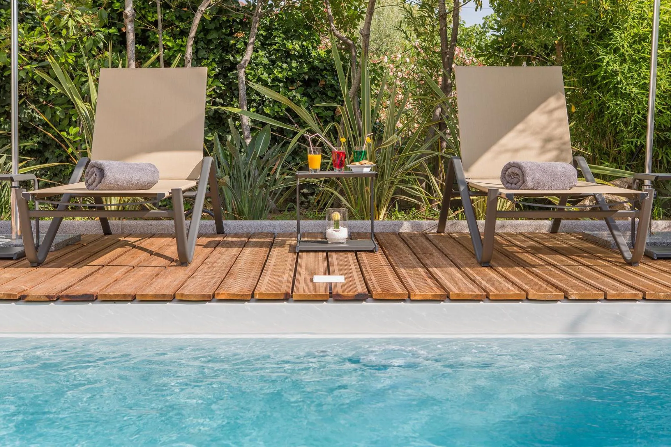 Swimming pool in Rossi Hôtel