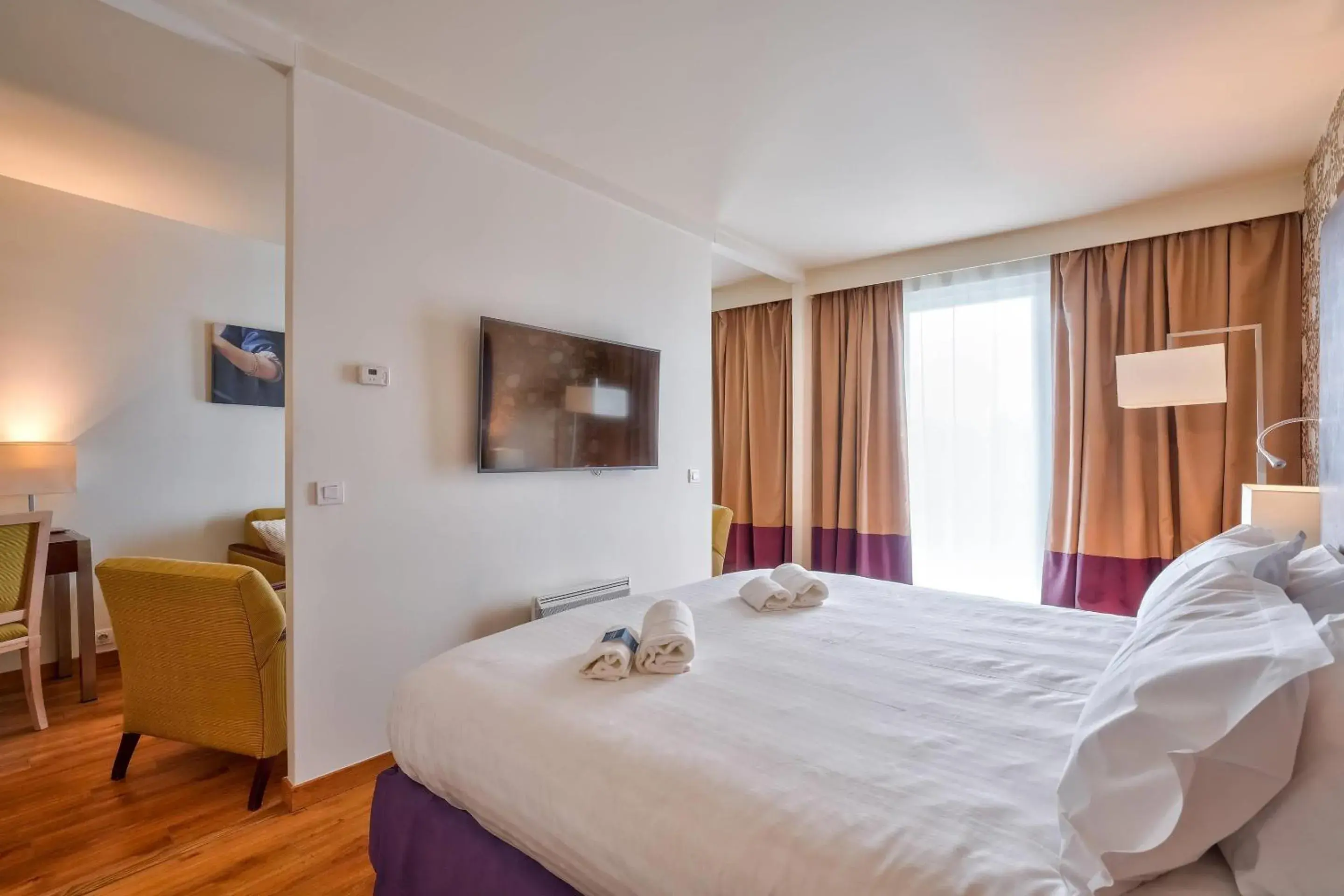 Bedroom, Bed in Clarion Paris CDG Airport Bedroom, Bed in Clarion Paris CDG Airport