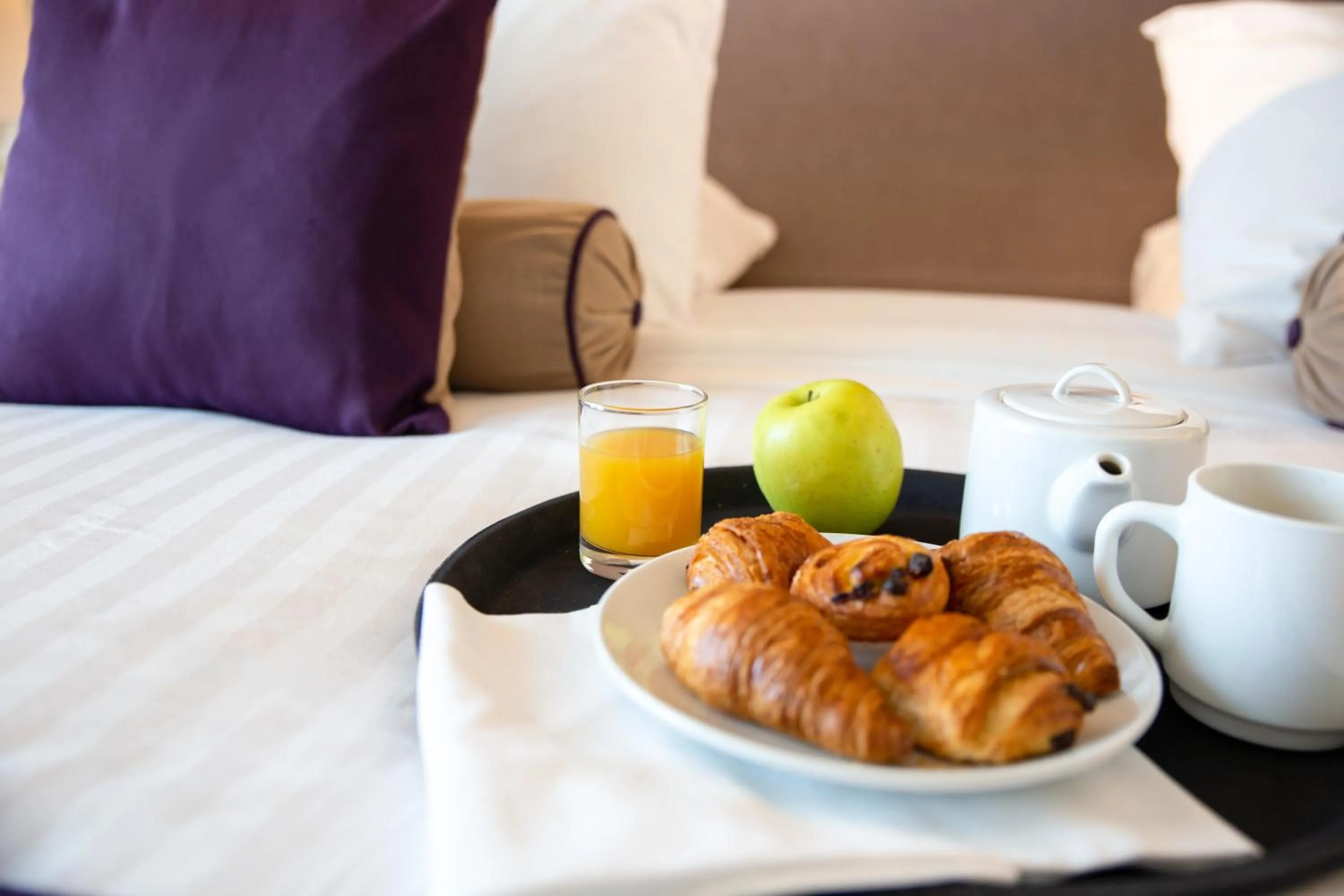 Buffet breakfast, Bed in Clarion Paris CDG Airport