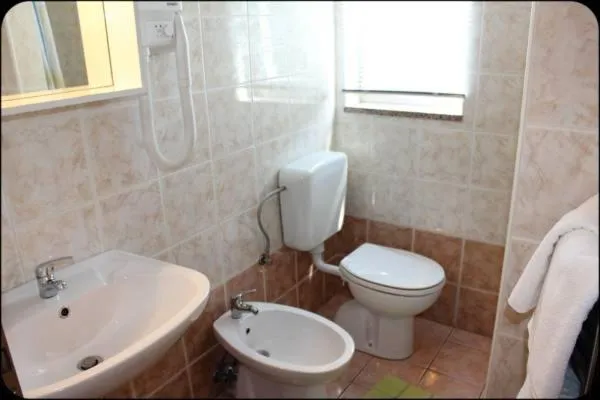 Toilet in Gargamelo Pension