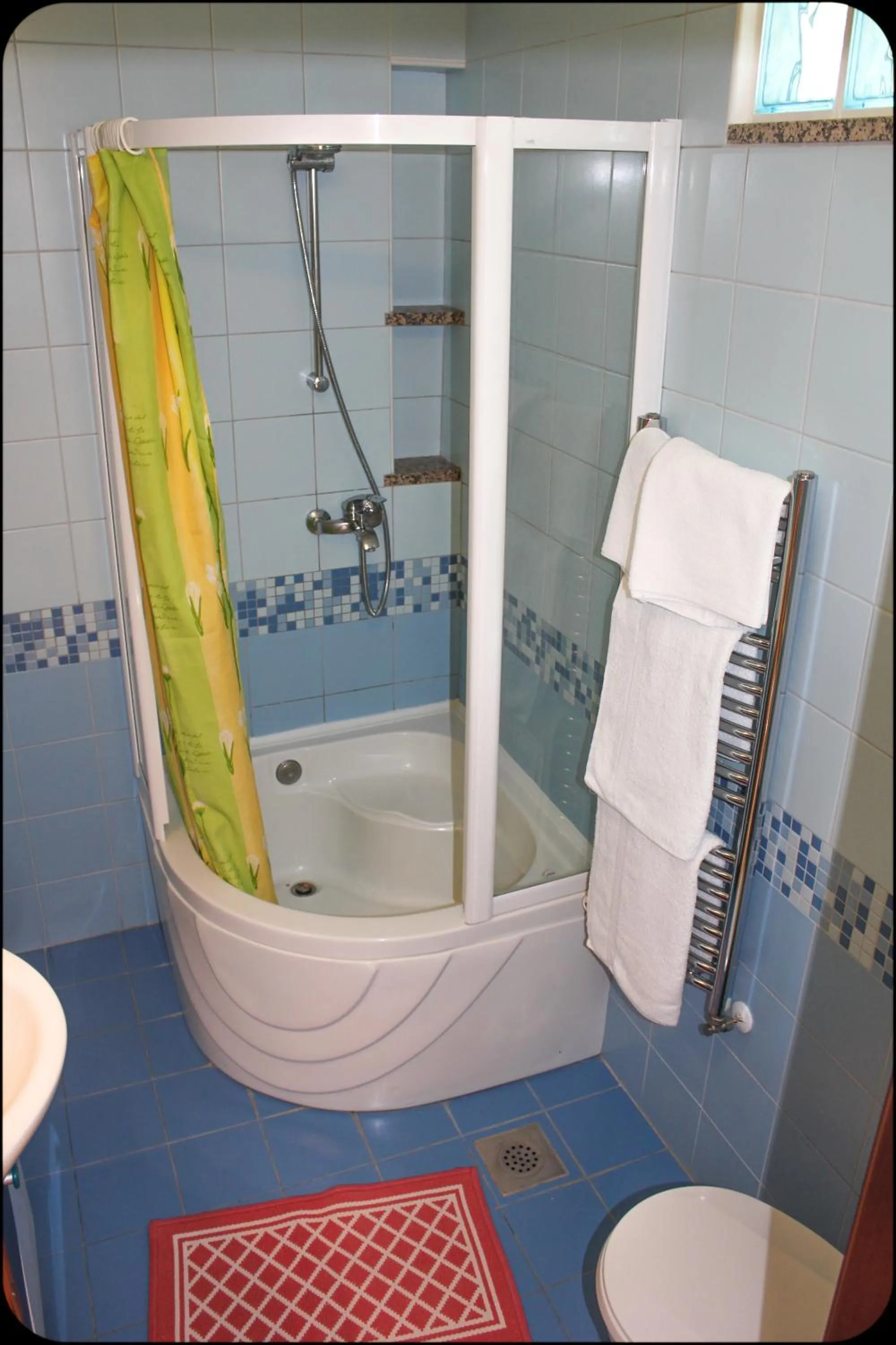 Bathroom in Gargamelo Pension