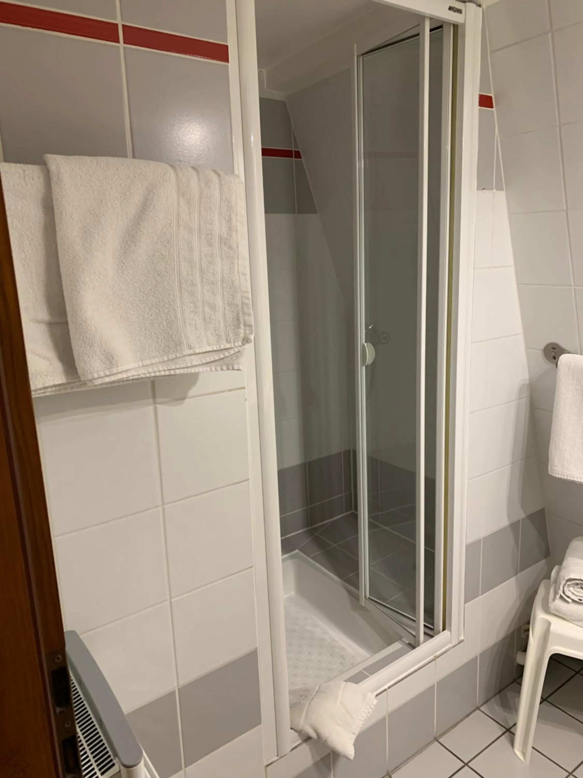 Bathroom in Hotel Restaurant Dontenville