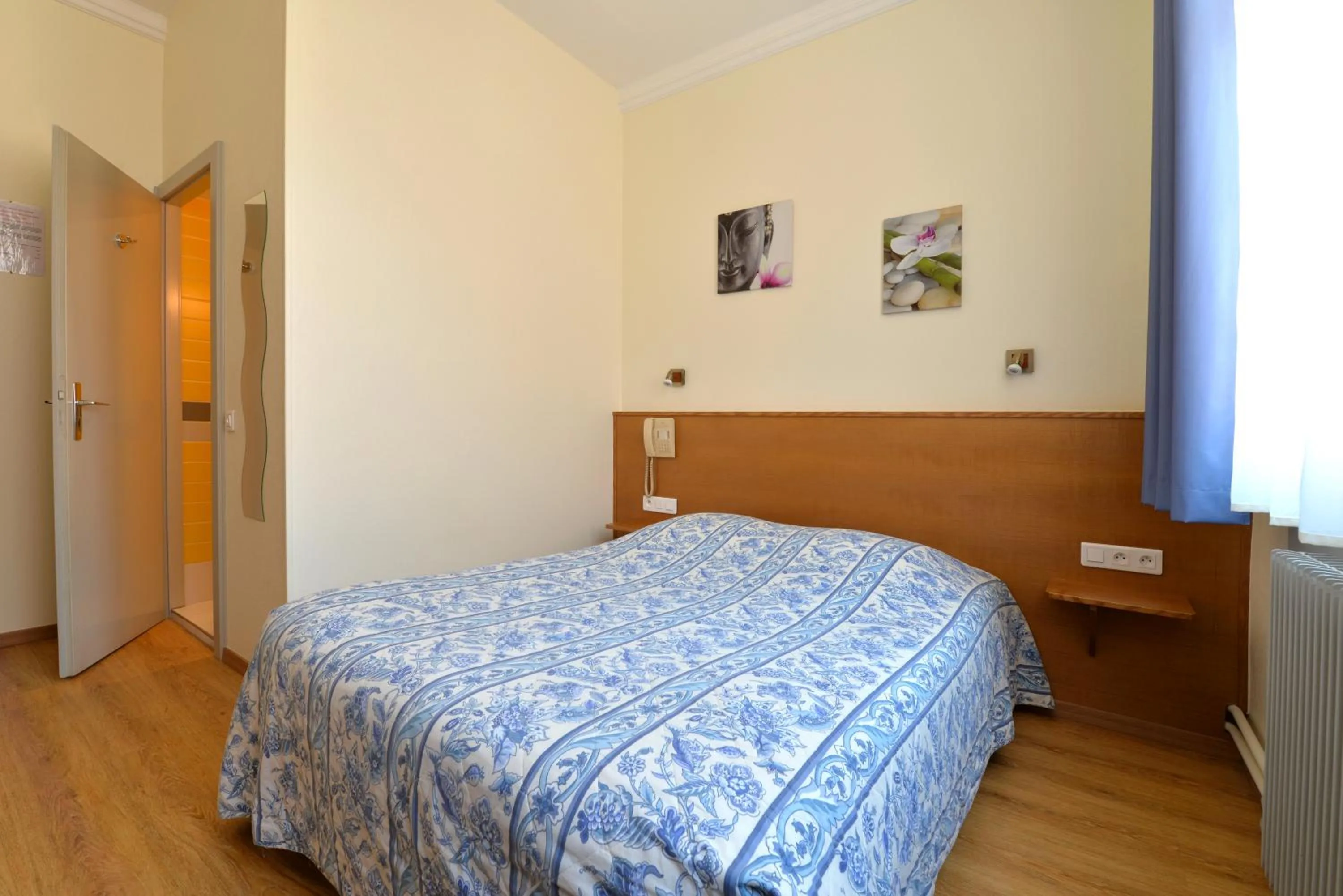 Bed in Hotel Restaurant Dontenville