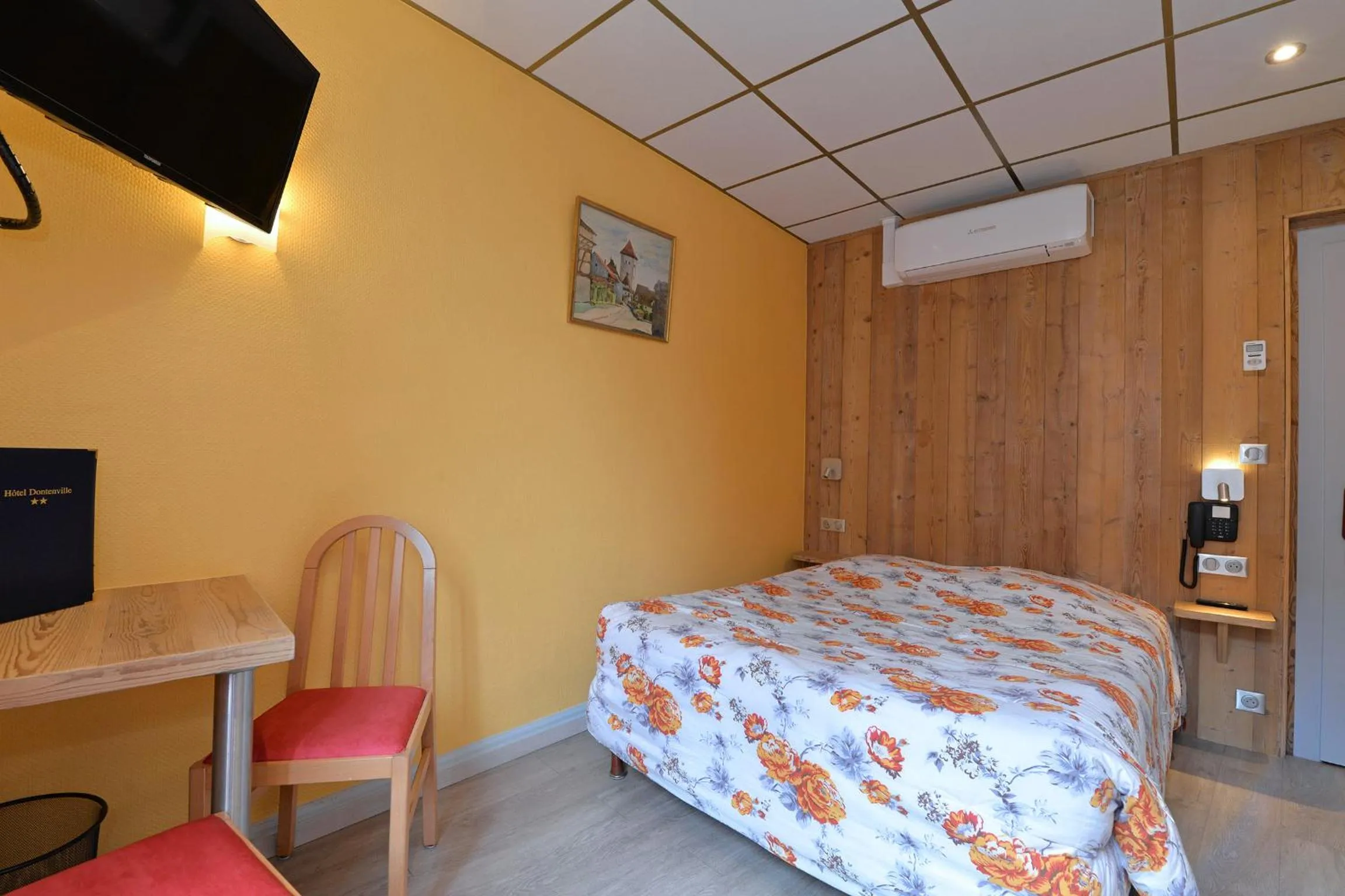 Photo of the whole room, Bed in Hotel Restaurant Dontenville