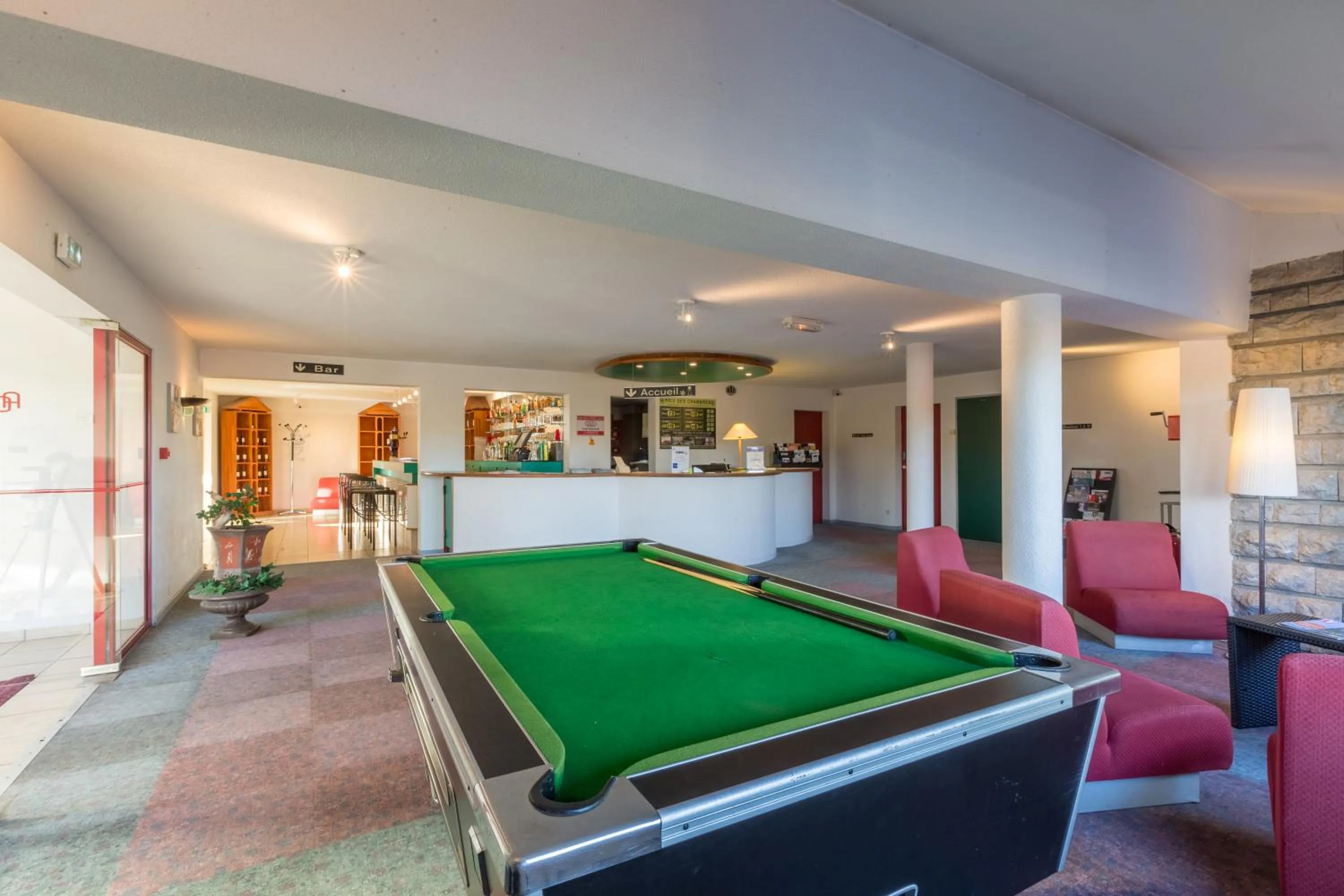 Restaurant/places to eat in Aliotel