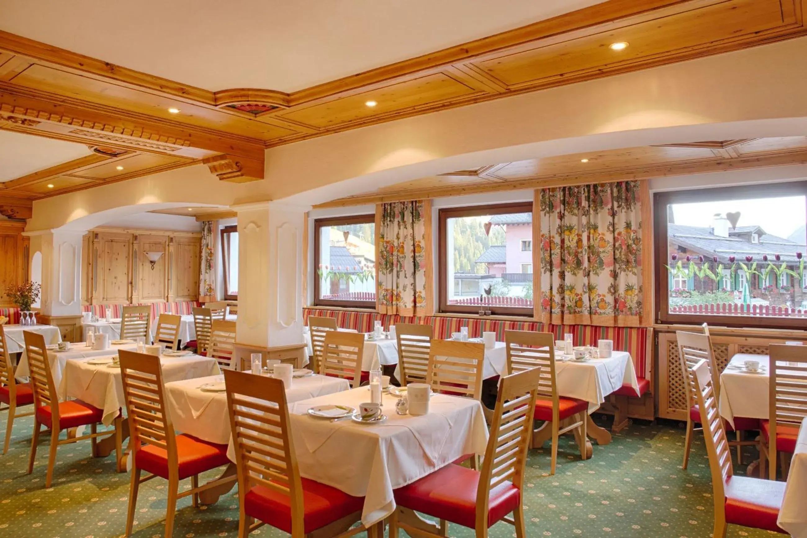 Restaurant/places to eat in Hotel Appartement Roggal Restaurant/places to eat in Hotel Appartement Roggal