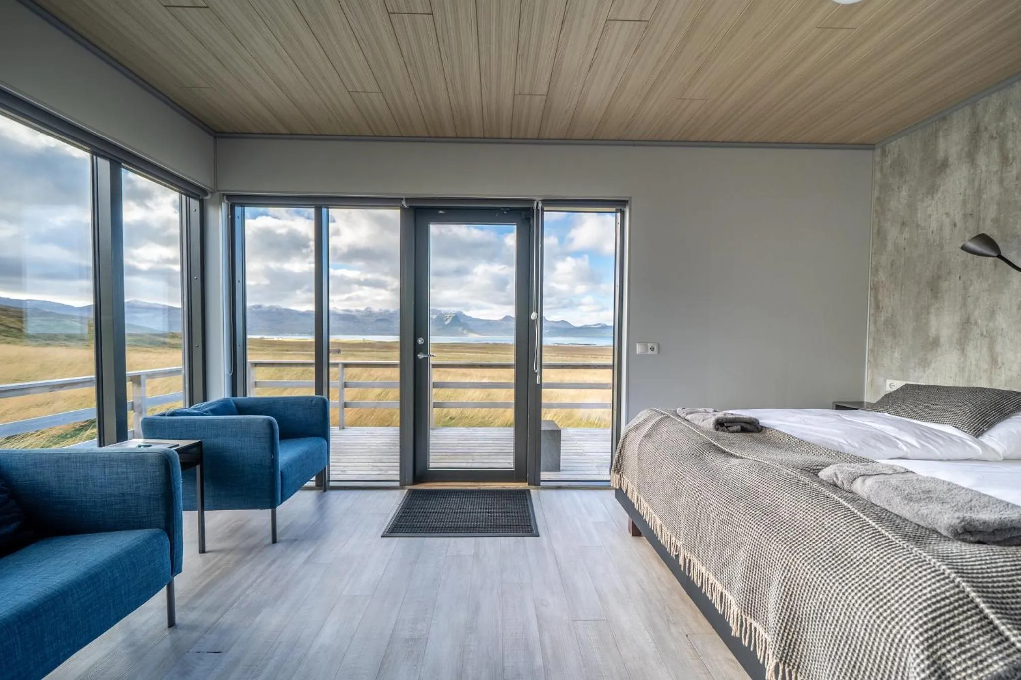 Living room, Bed in Dis Cottages