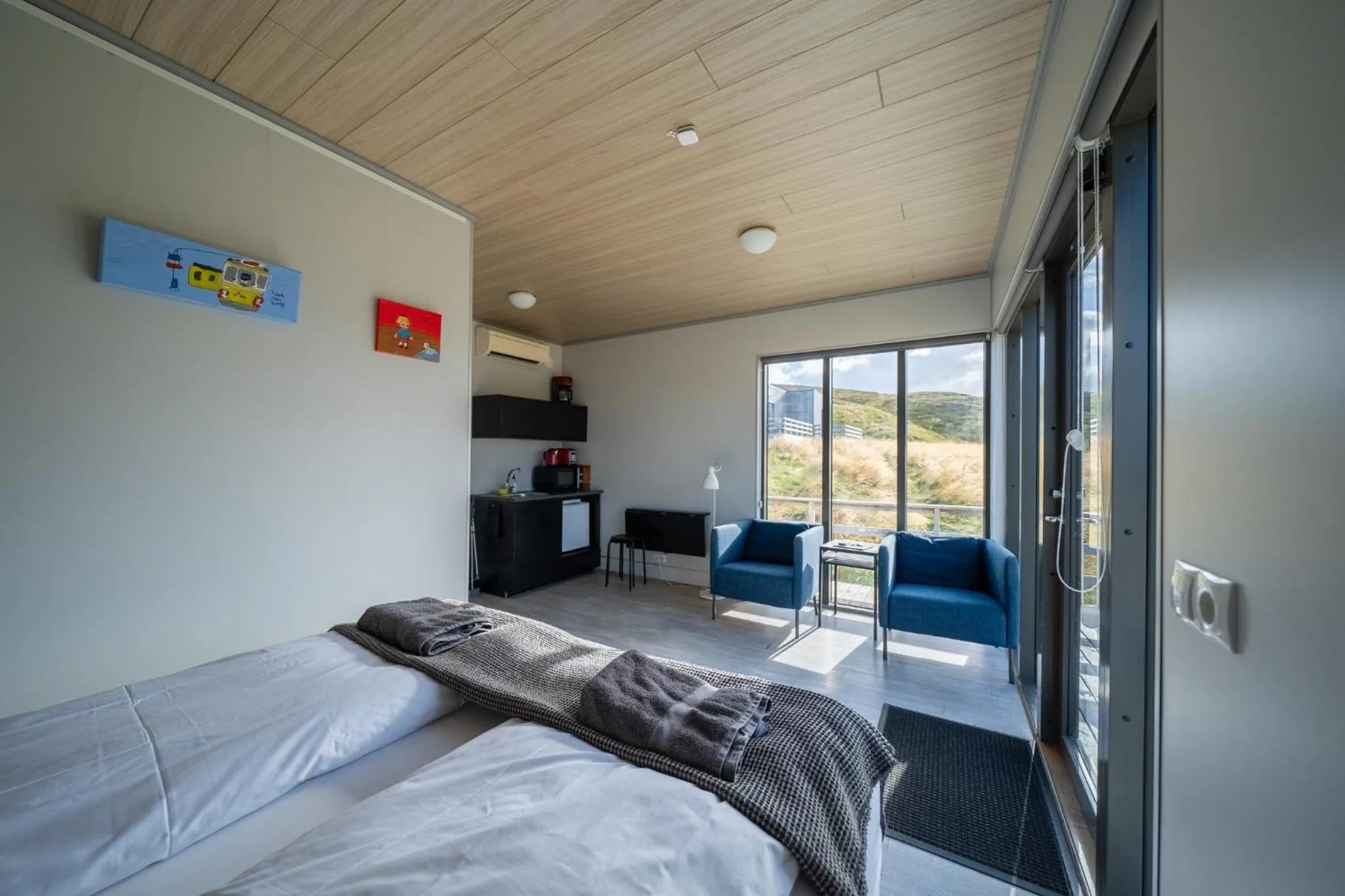 Living room, Bed in Dis Cottages