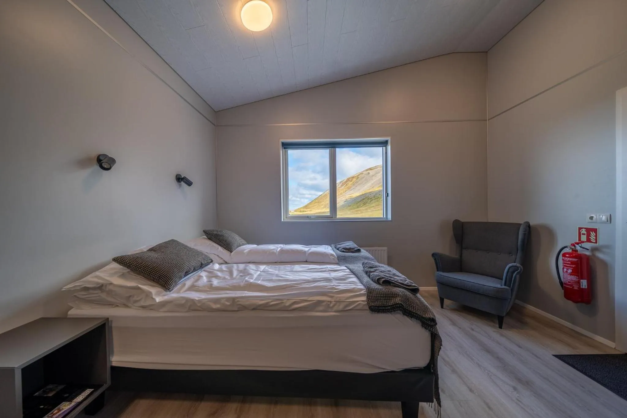 Living room, Bed in Dis Cottages