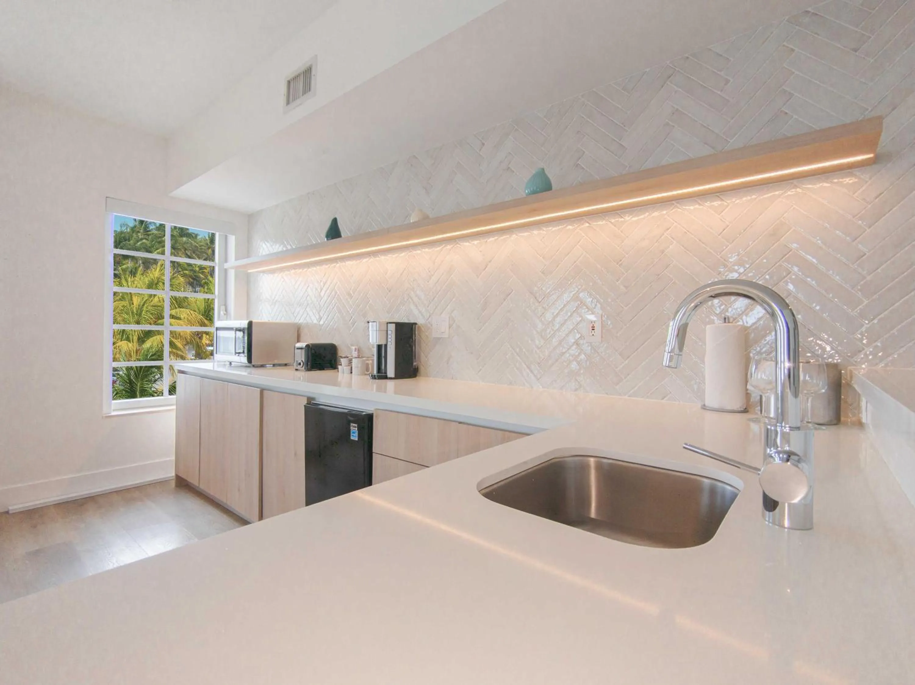 Kitchen or kitchenette in Bentley Hotel South Beach