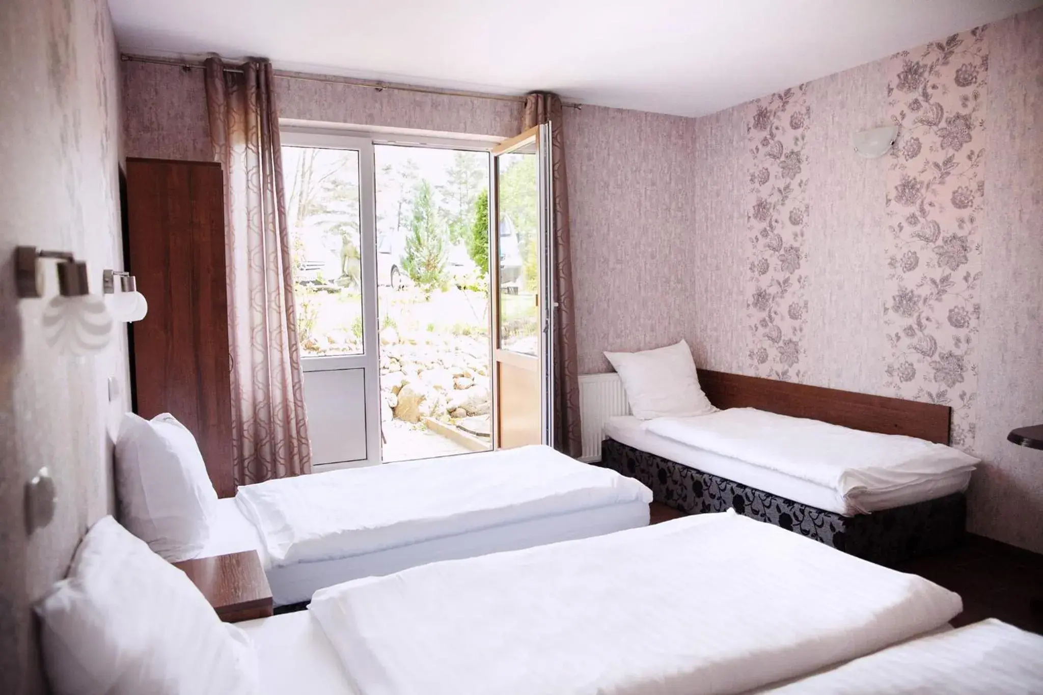 Triple Room with Terrace in Hotel Horda Triple Room with Terrace in Hotel Horda
