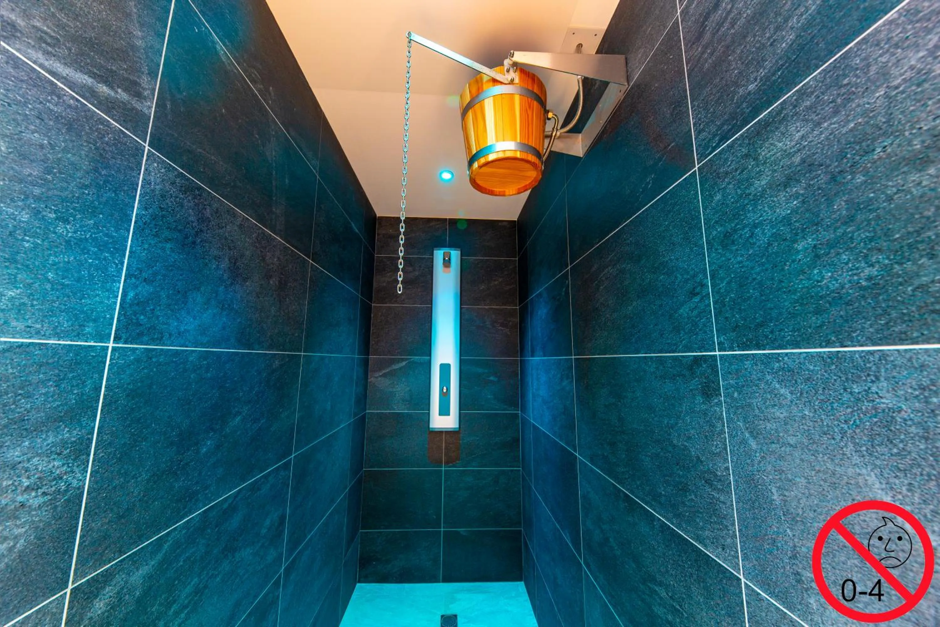 Swimming pool in Hôtel L'Escale - Piscine & SPA