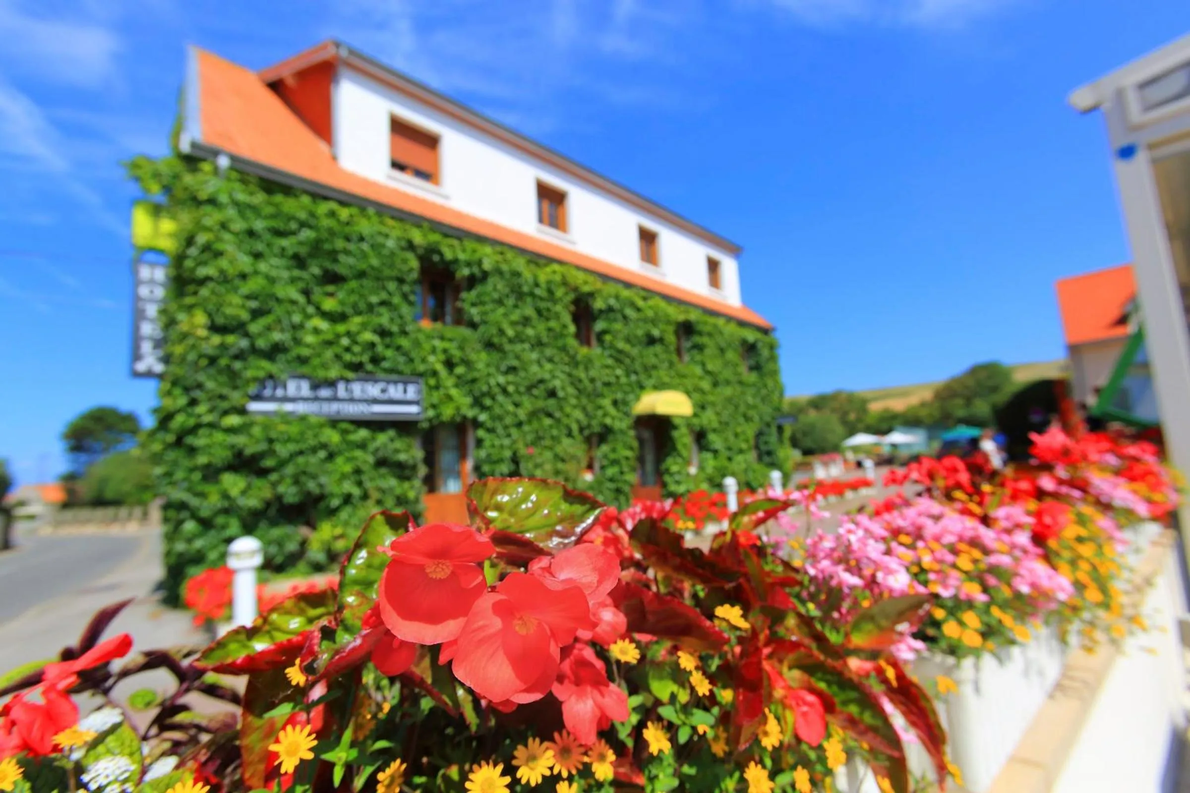 Property building in Hôtel L'Escale - Piscine & SPA
