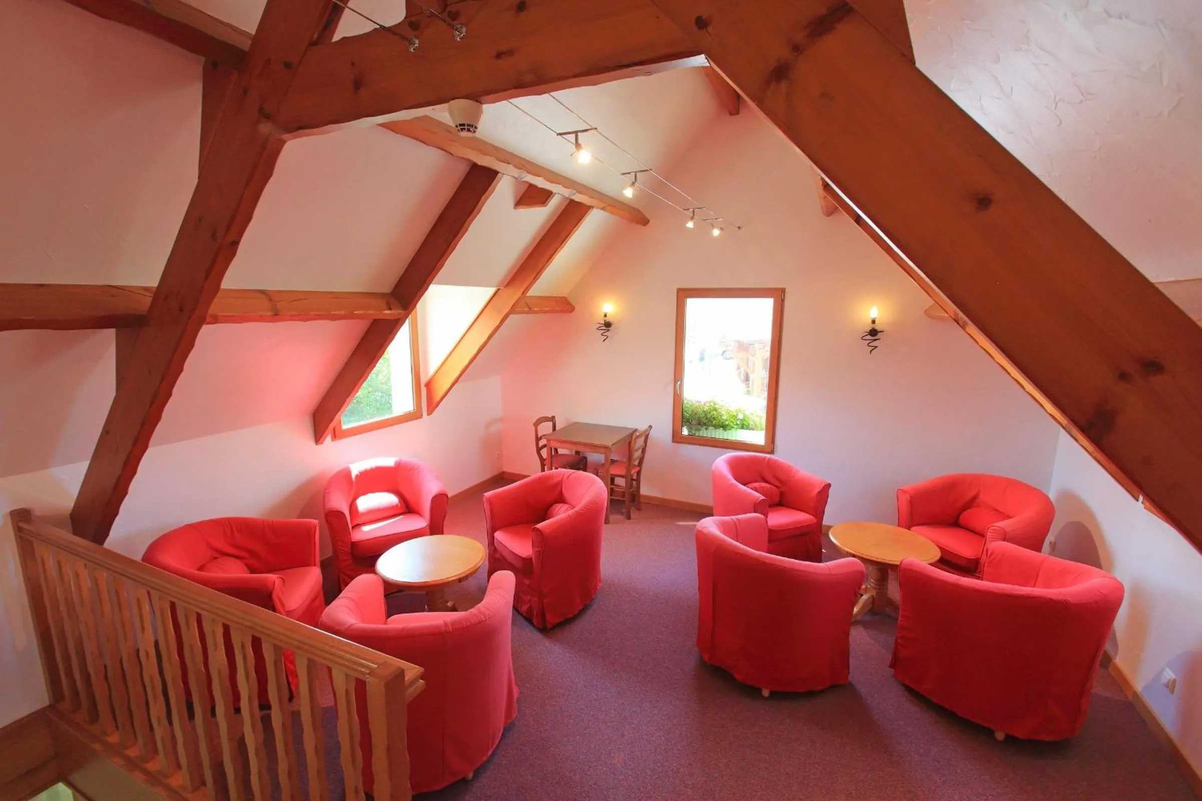 Communal lounge/ TV room in Hôtel L'Escale - Piscine & SPA