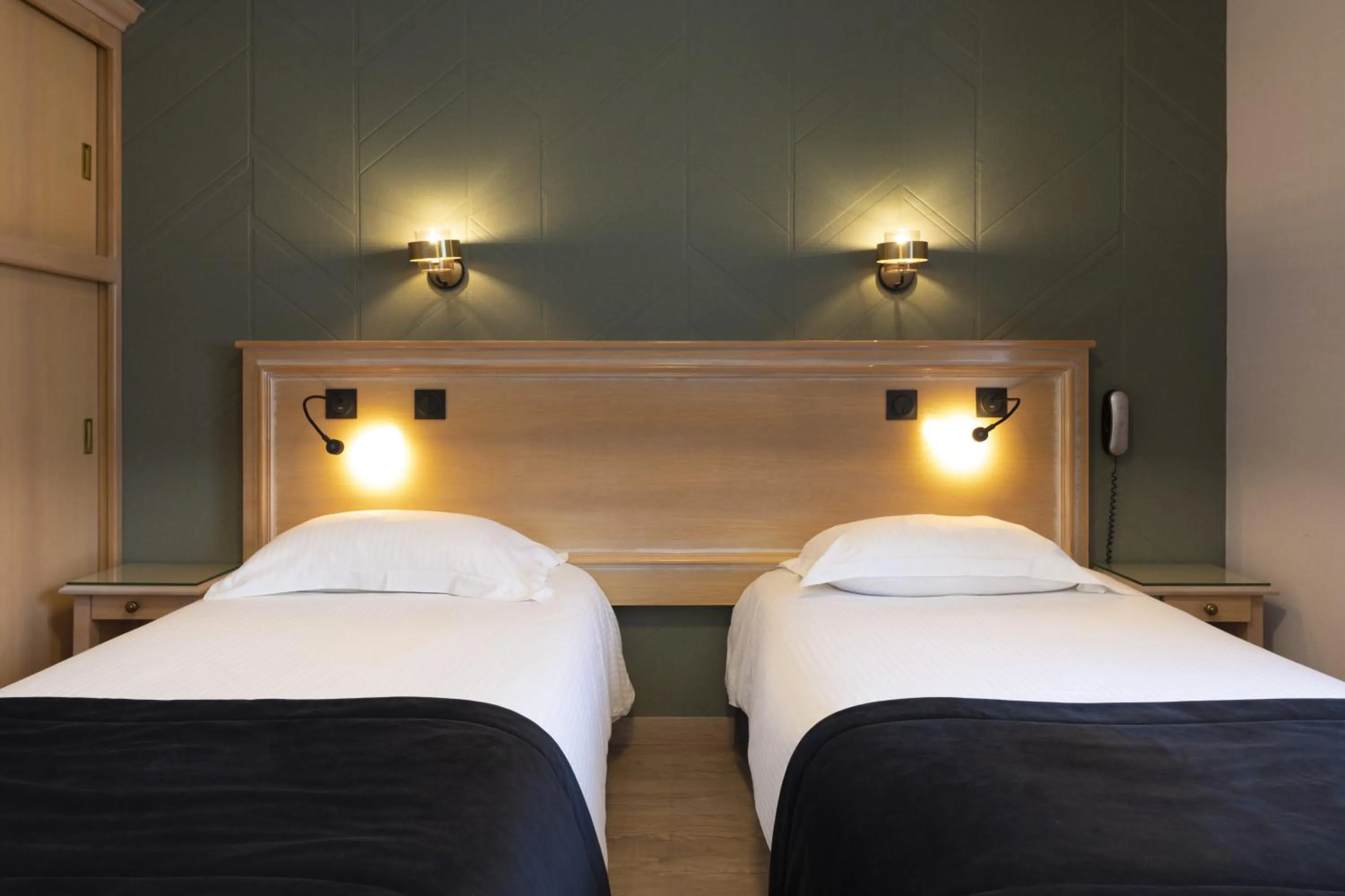 Bedroom, Bed in Hôtel L'Escale - Piscine & SPA