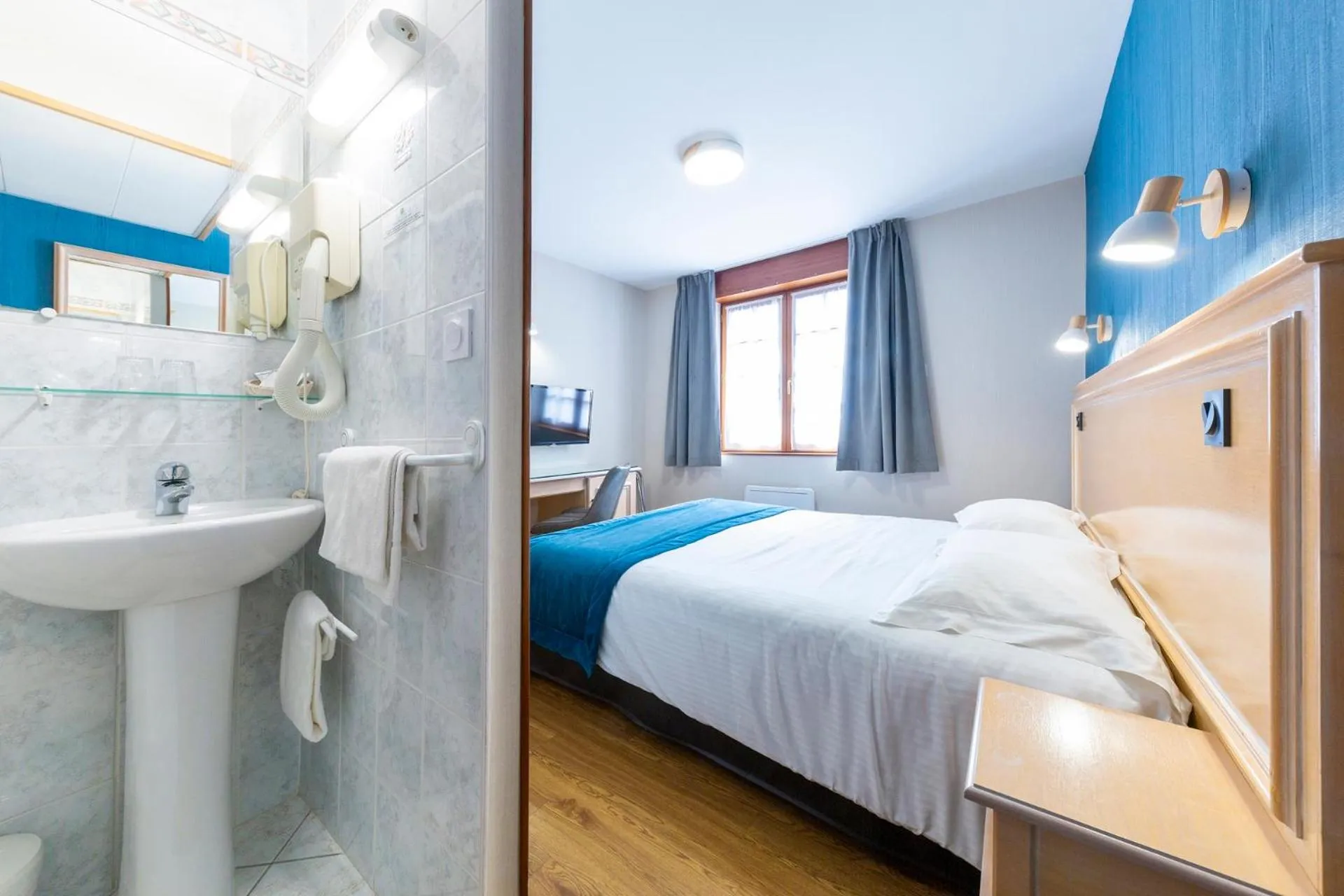 Bedroom, Bed in Hôtel L'Escale - Piscine & SPA