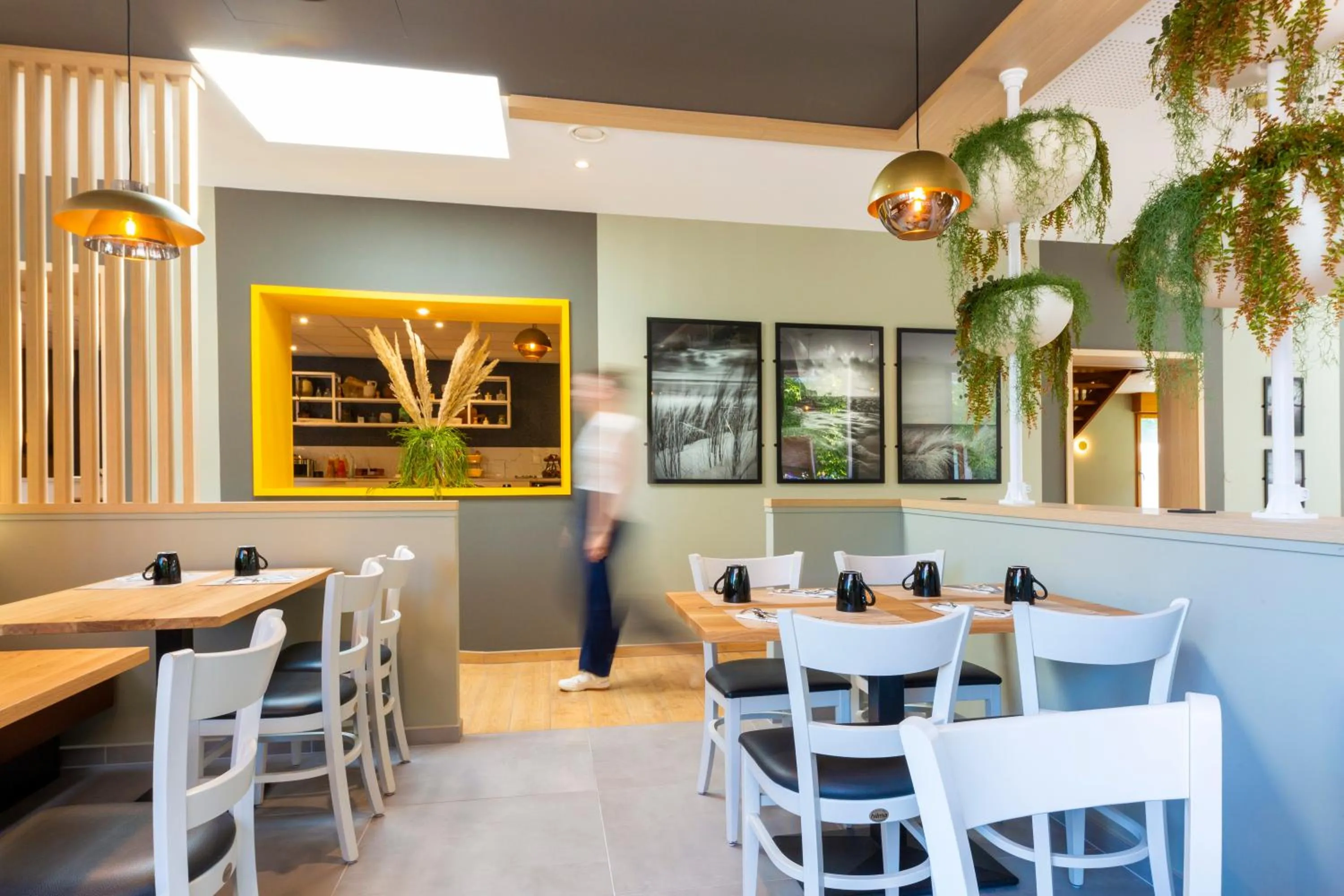 Breakfast in Hôtel L'Escale - Piscine & SPA