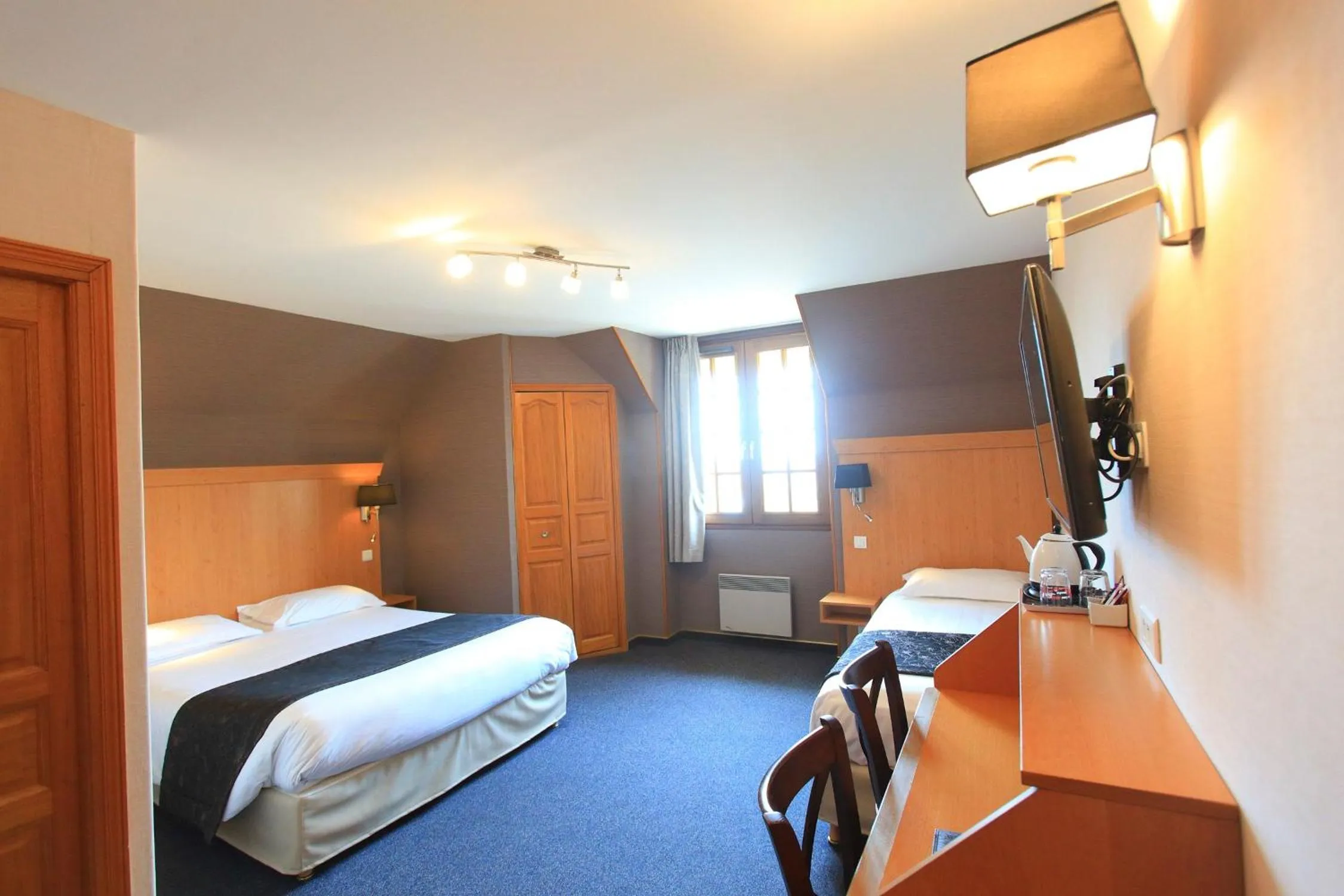 Bedroom, Bed in Hôtel L'Escale - Piscine & SPA