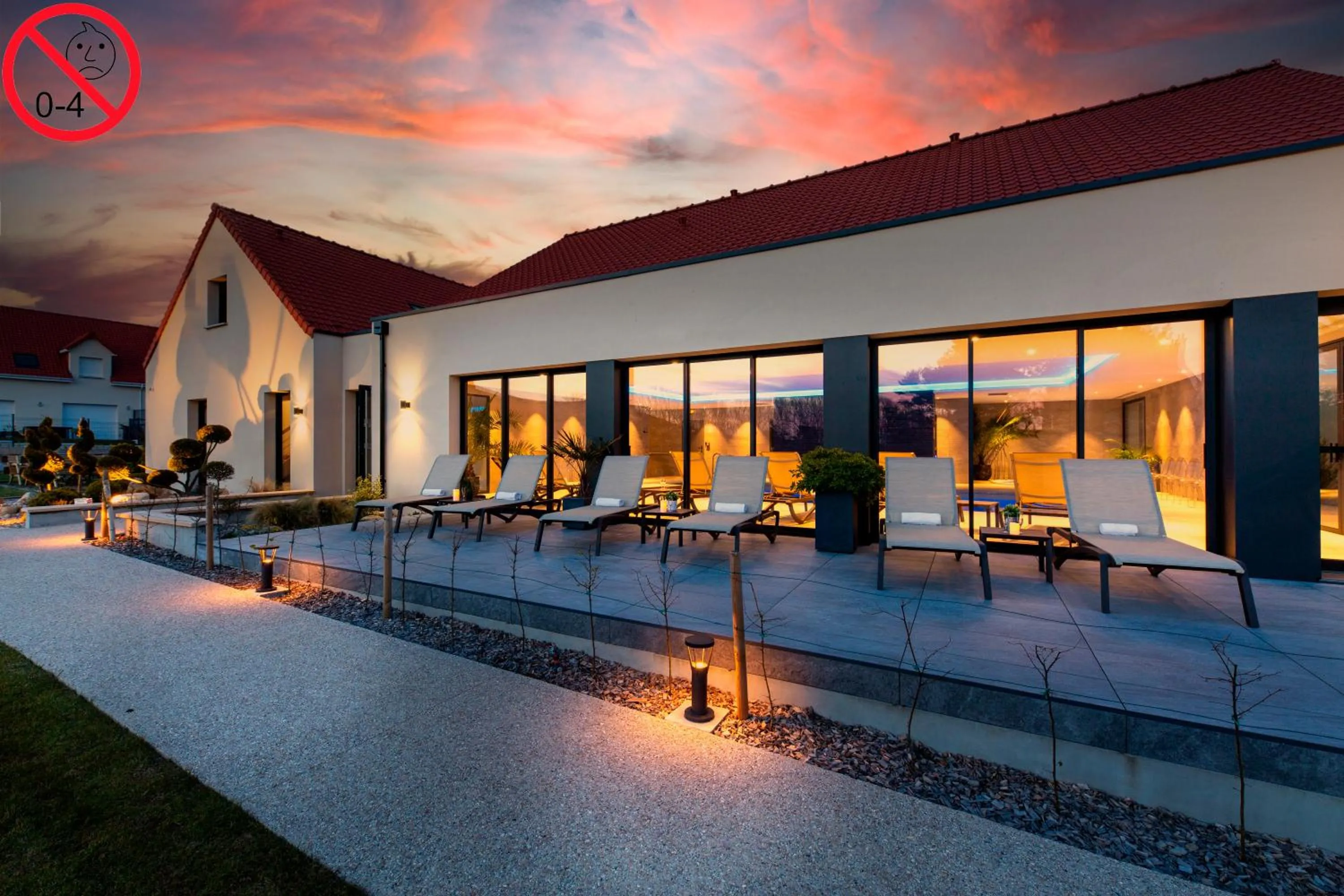 Swimming pool in Hôtel L'Escale - Piscine & SPA