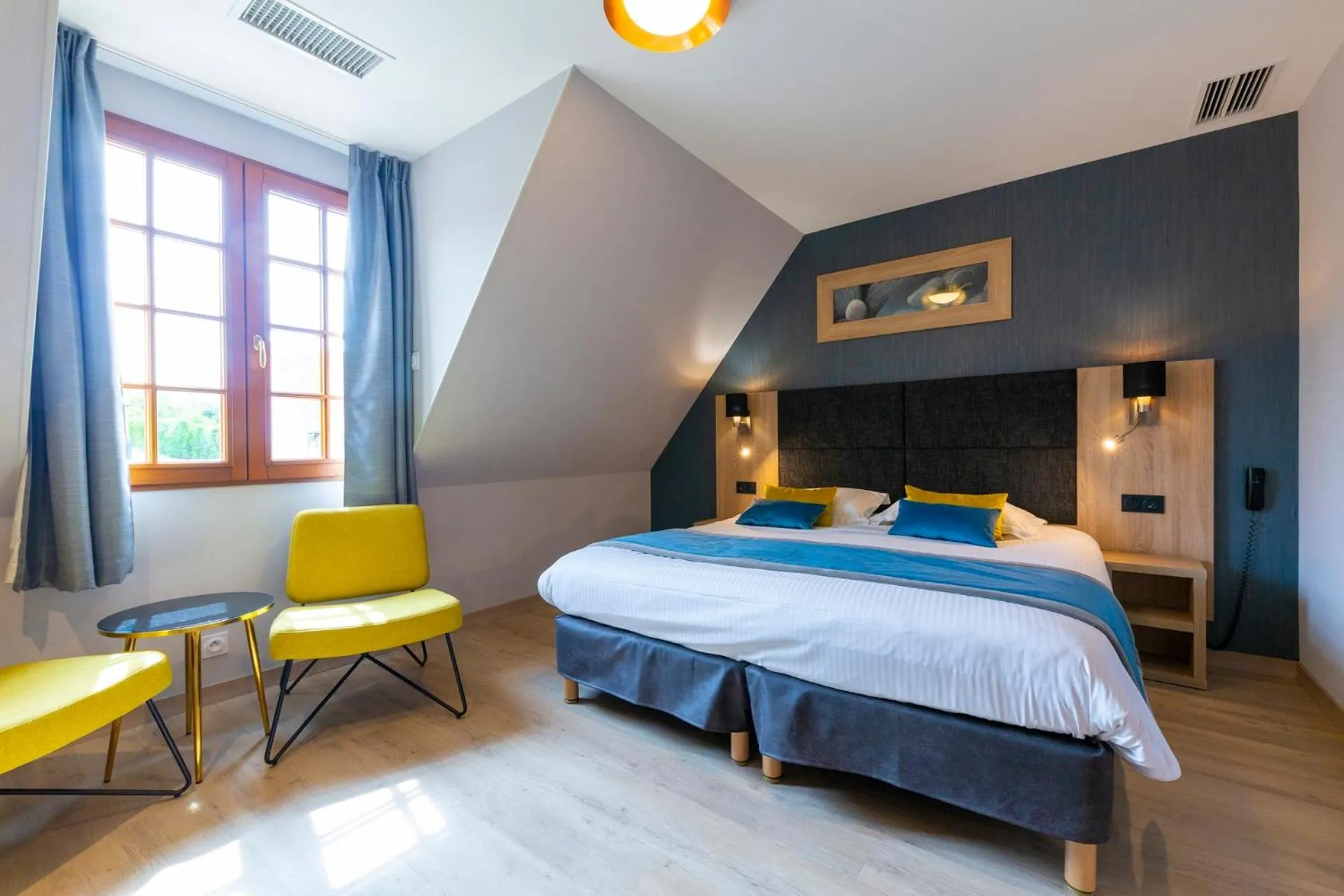 Bedroom, Bed in Hôtel L'Escale - Piscine & SPA