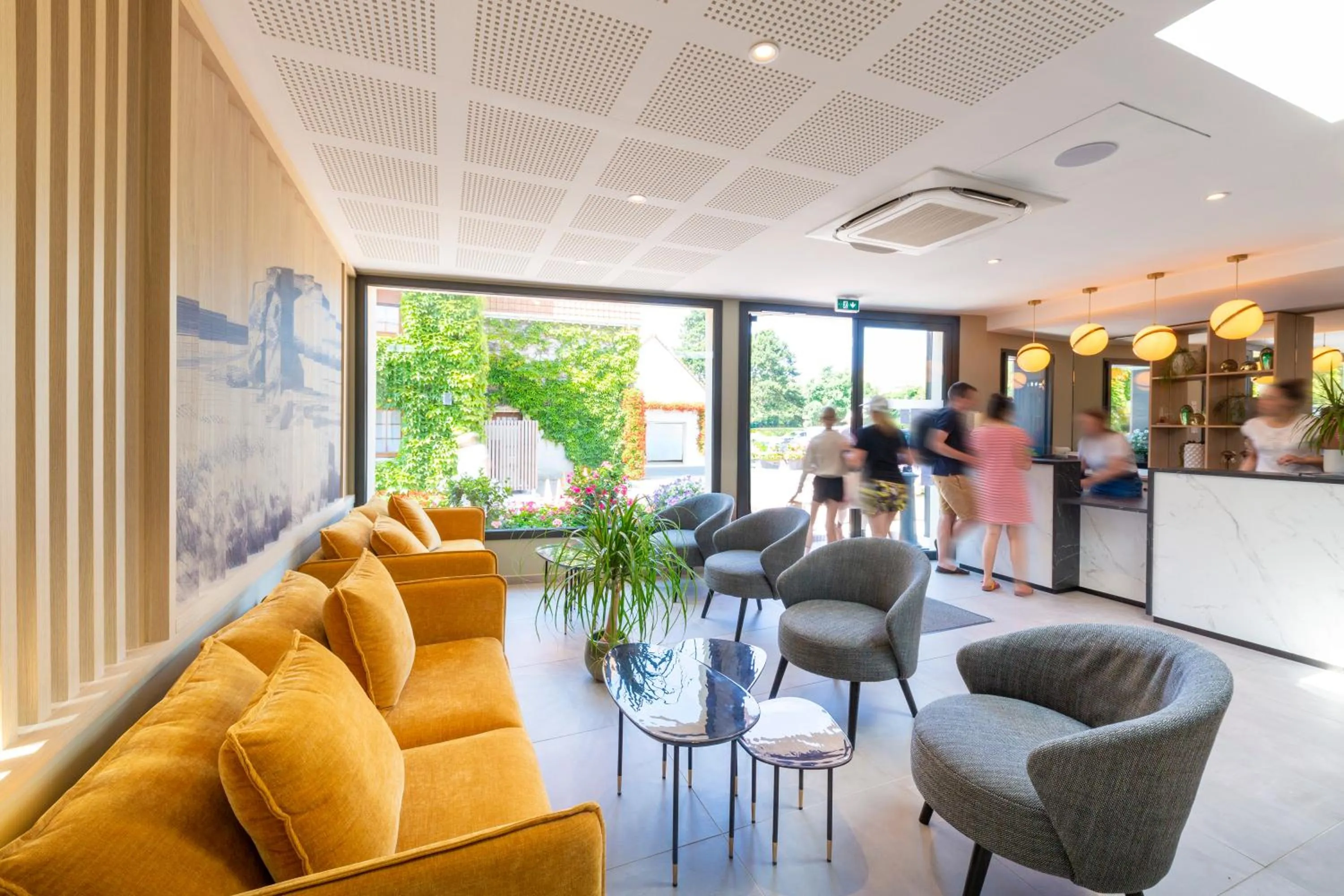 Lobby or reception in Hôtel L'Escale - Piscine & SPA