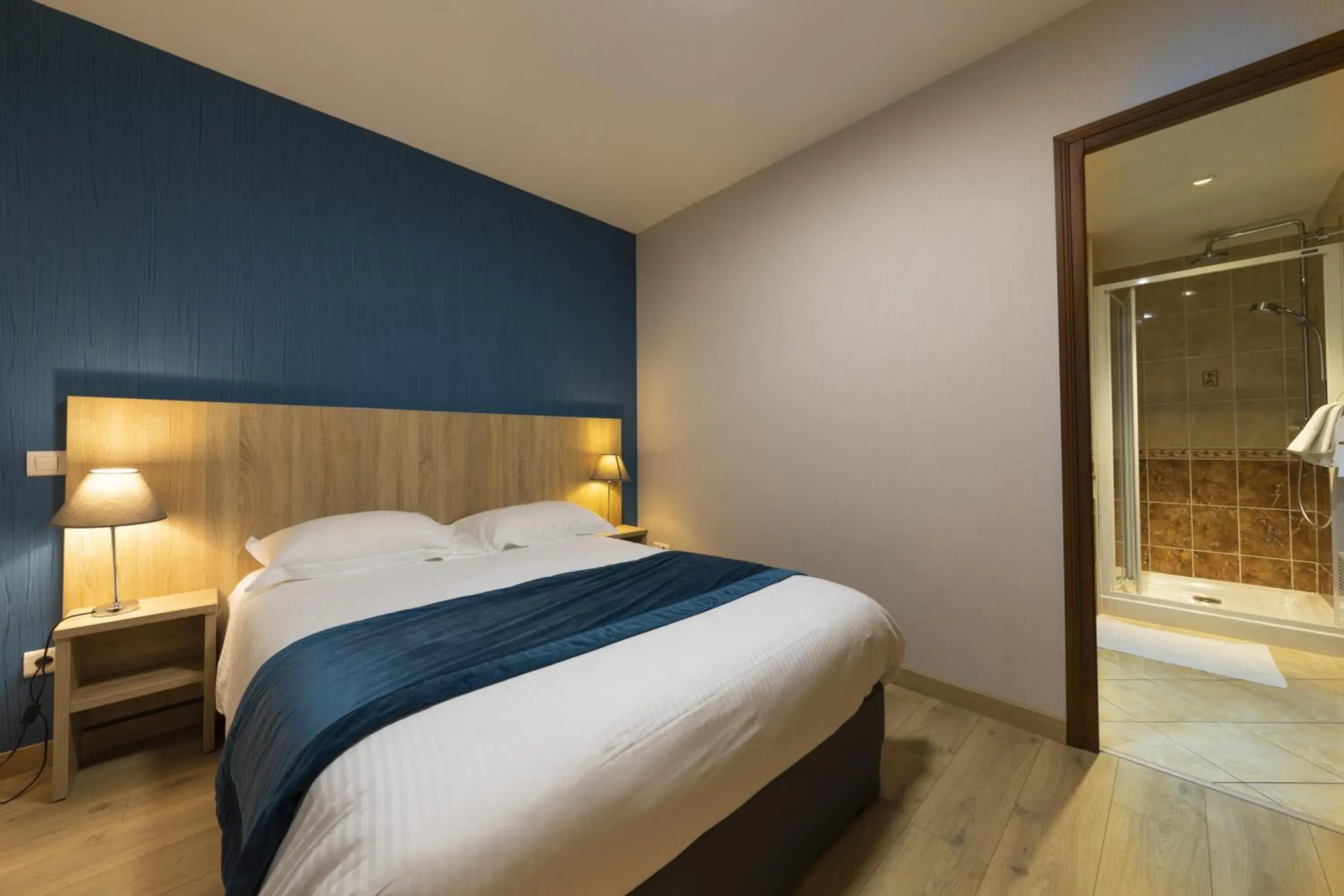 Small Double Room in Hôtel L'Escale - Piscine & SPA Small Double Room in Hôtel L'Escale - Piscine & SPA