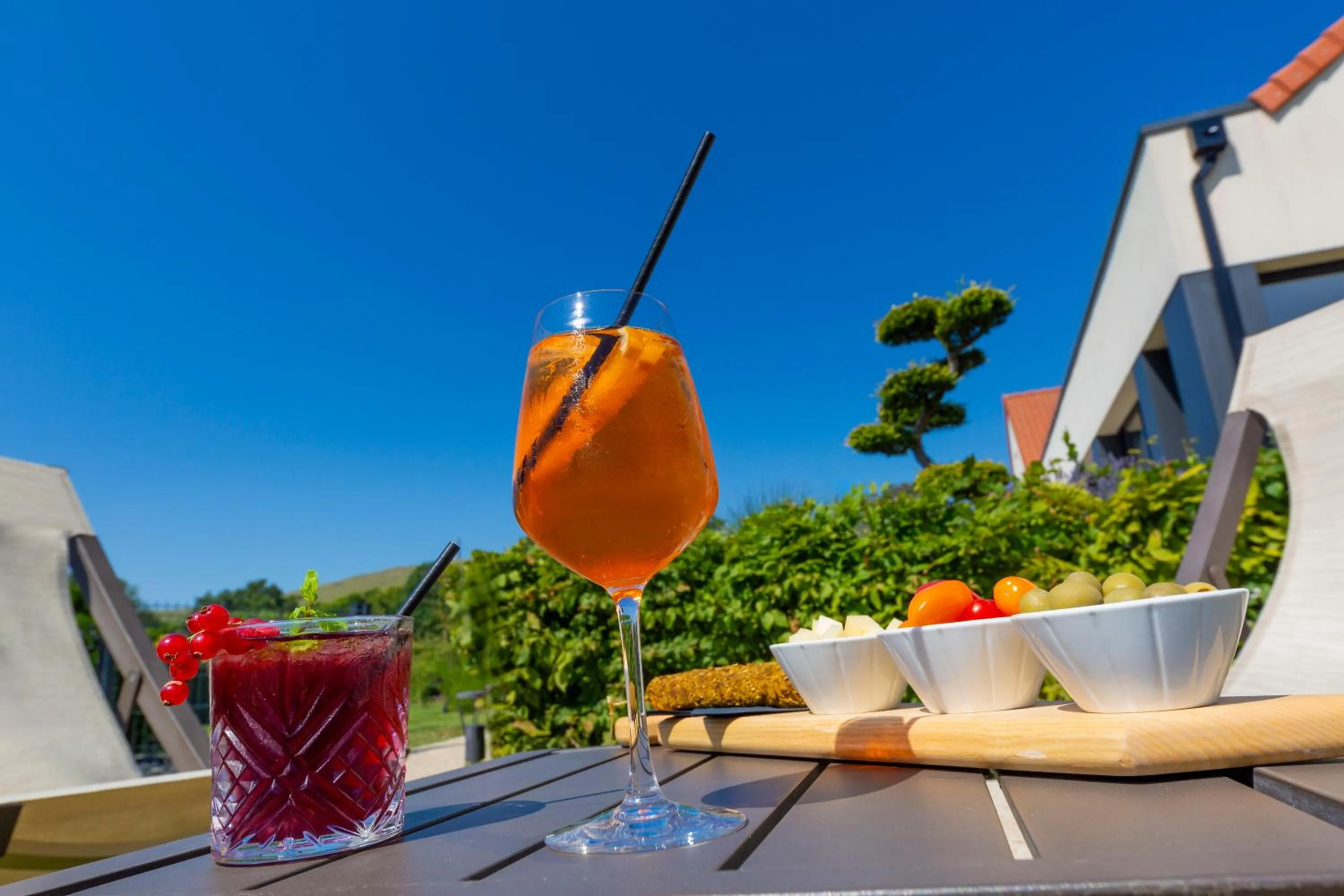 Patio in Hôtel L'Escale - Piscine & SPA