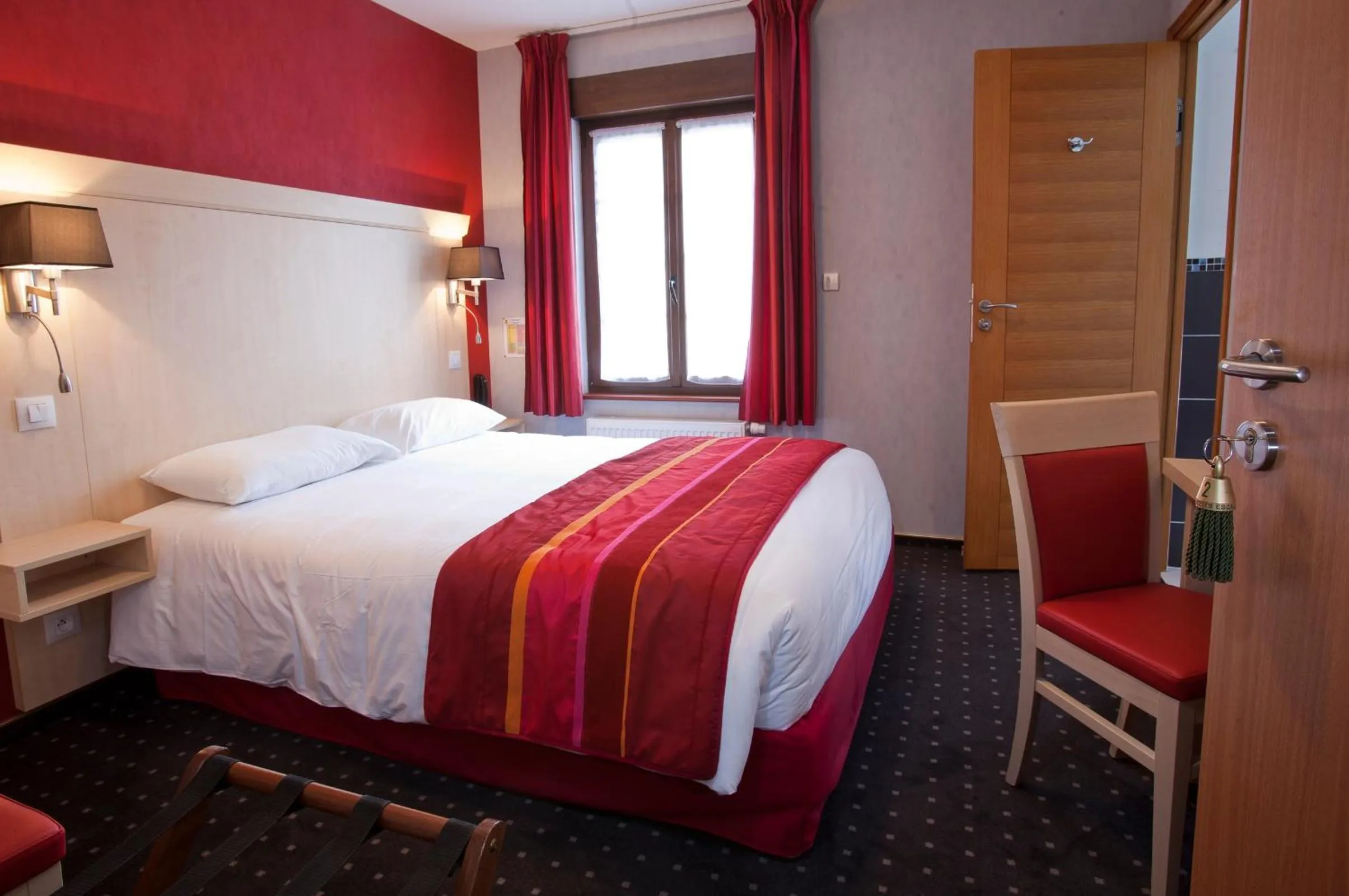 Bedroom, Bed in Hôtel L'Escale - Piscine & SPA