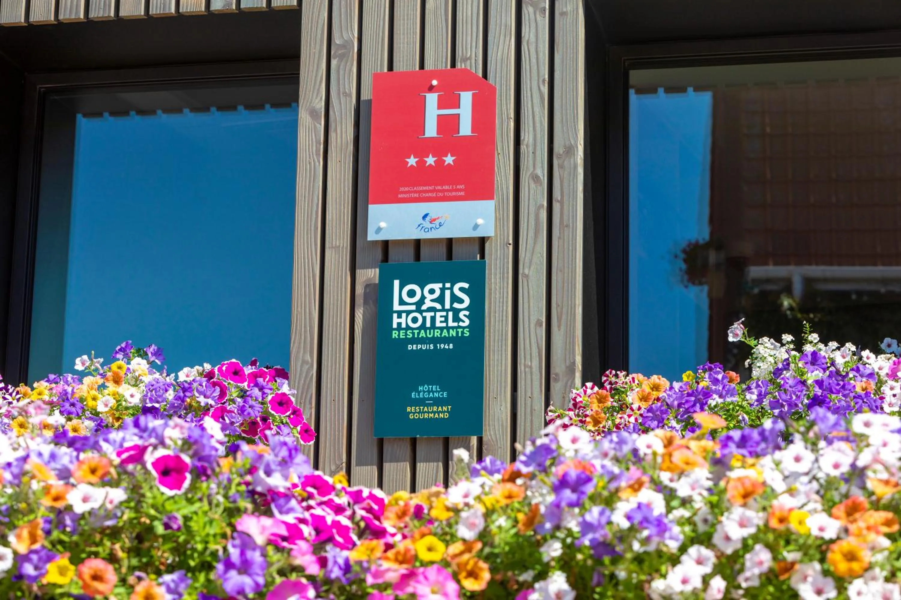 Lobby or reception in Hôtel L'Escale - Piscine & SPA