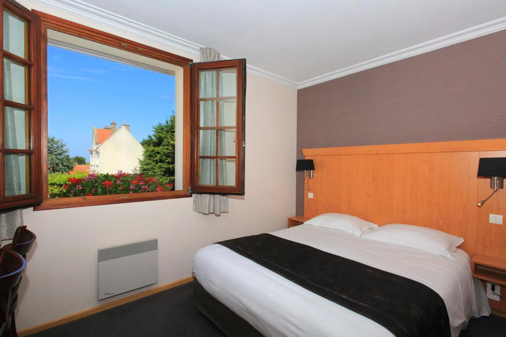 Photo of the whole room, Bed in Hôtel L'Escale - Piscine & SPA