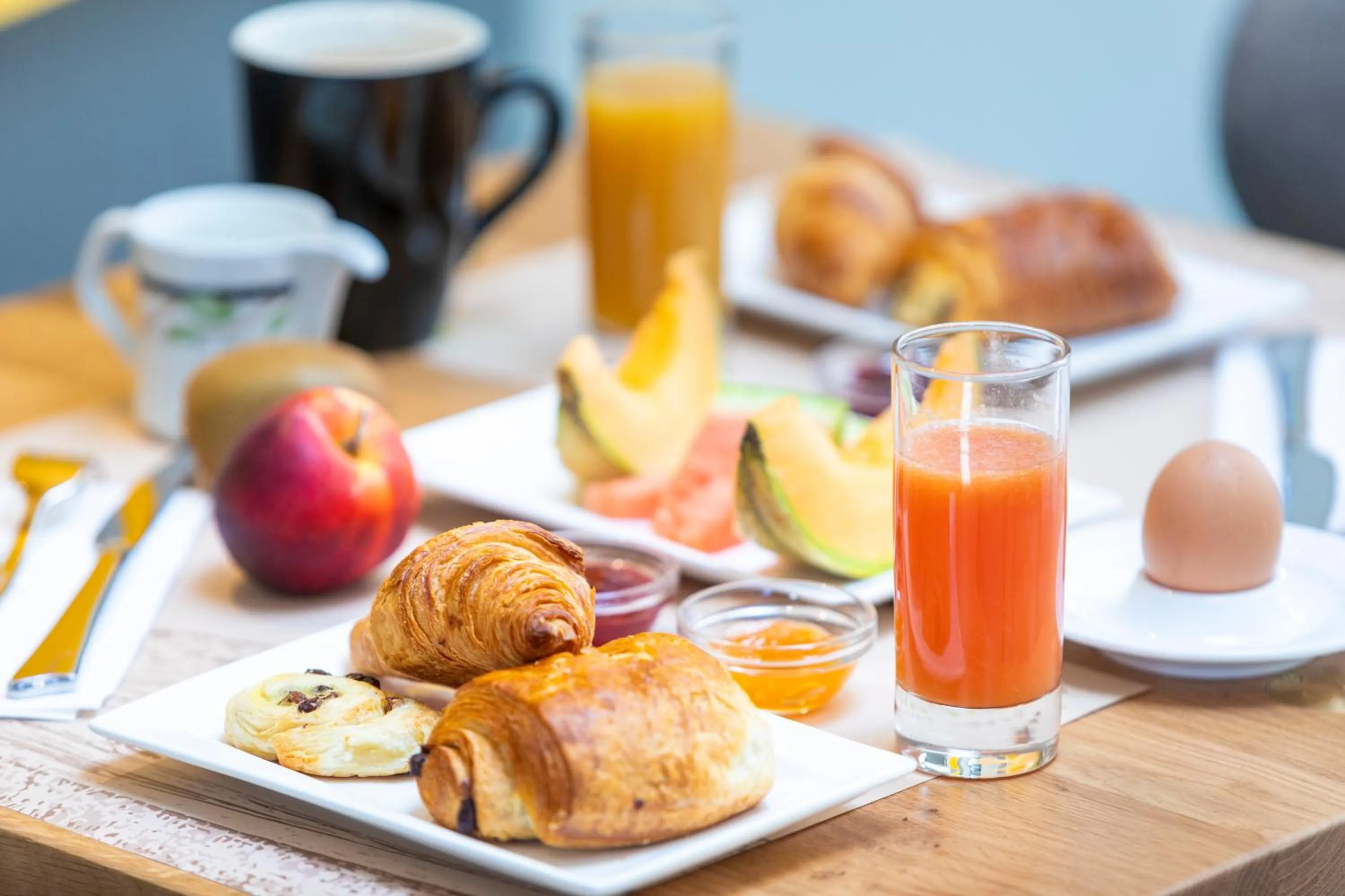 Breakfast in Hôtel L'Escale - Piscine & SPA