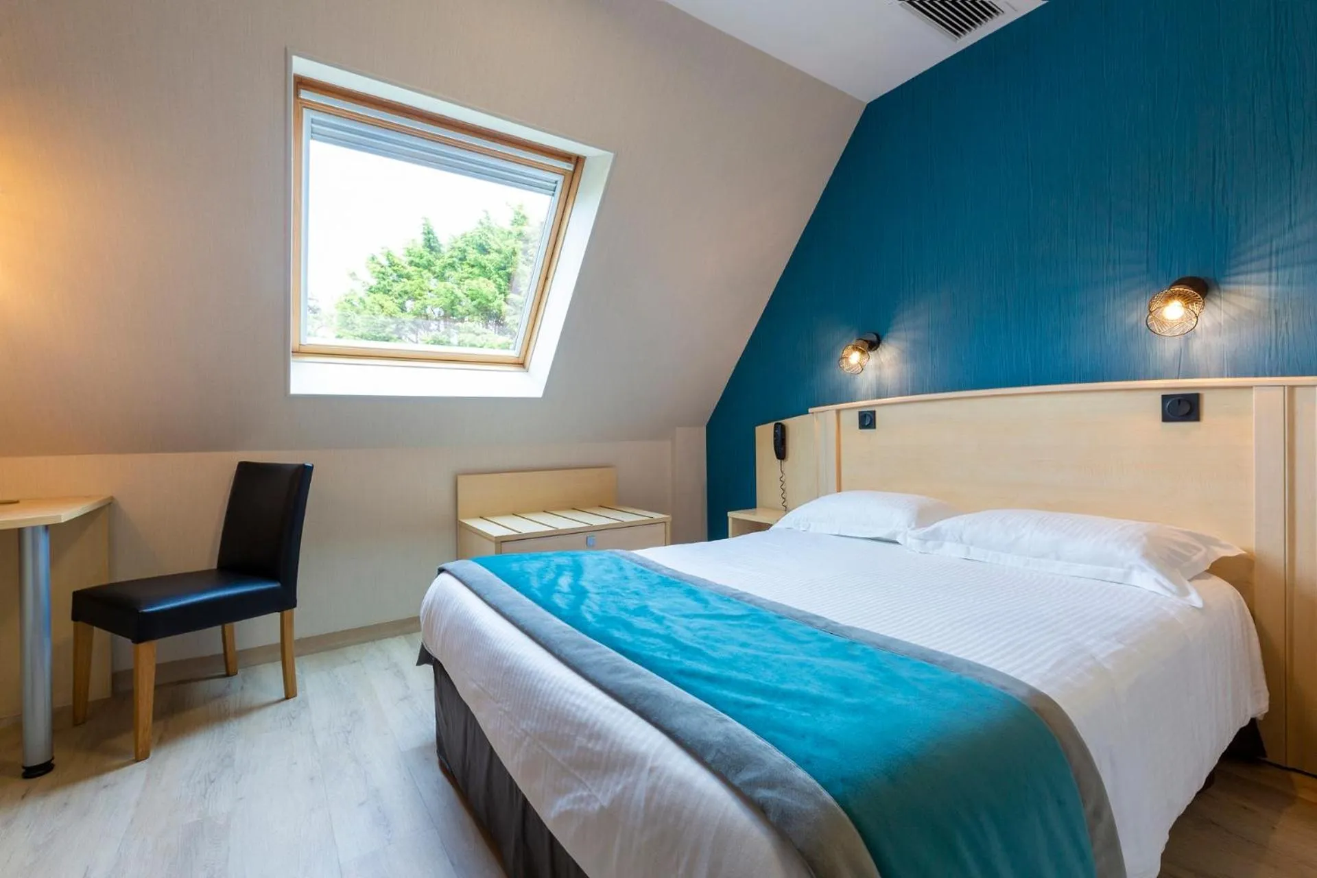 Bedroom, Bed in Hôtel L'Escale - Piscine & SPA