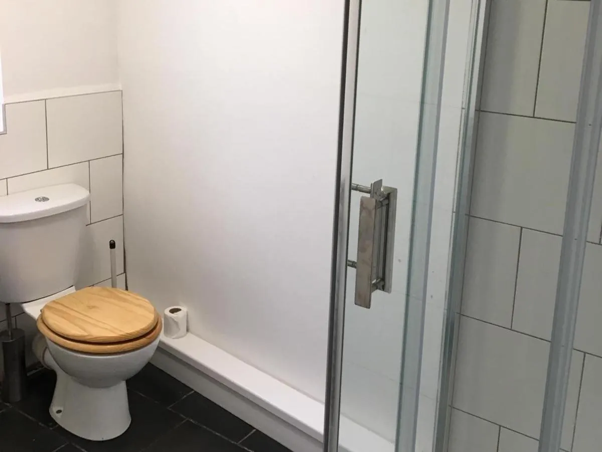 Bathroom in The Dalbury and Palmer Hotel with FREE PARKING