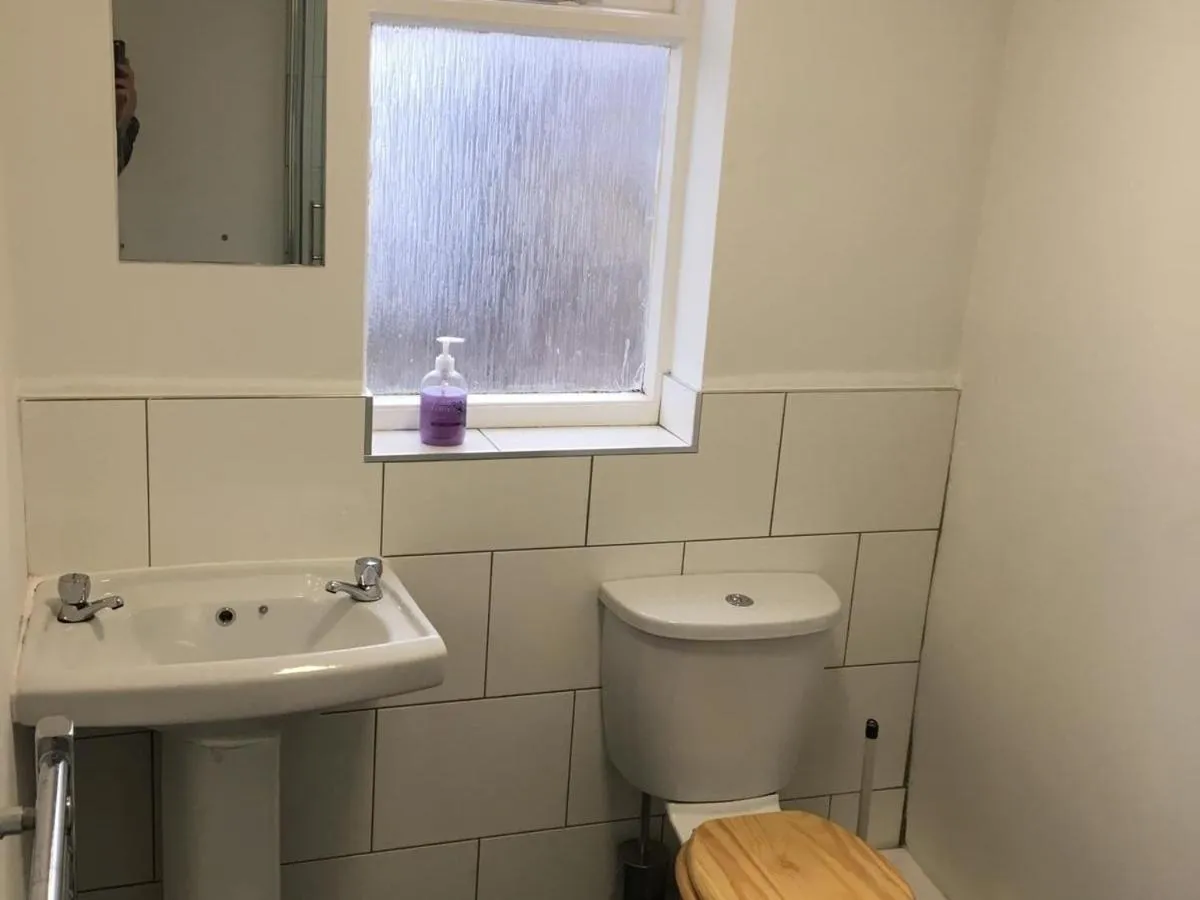 Bathroom in The Dalbury and Palmer Hotel with FREE PARKING