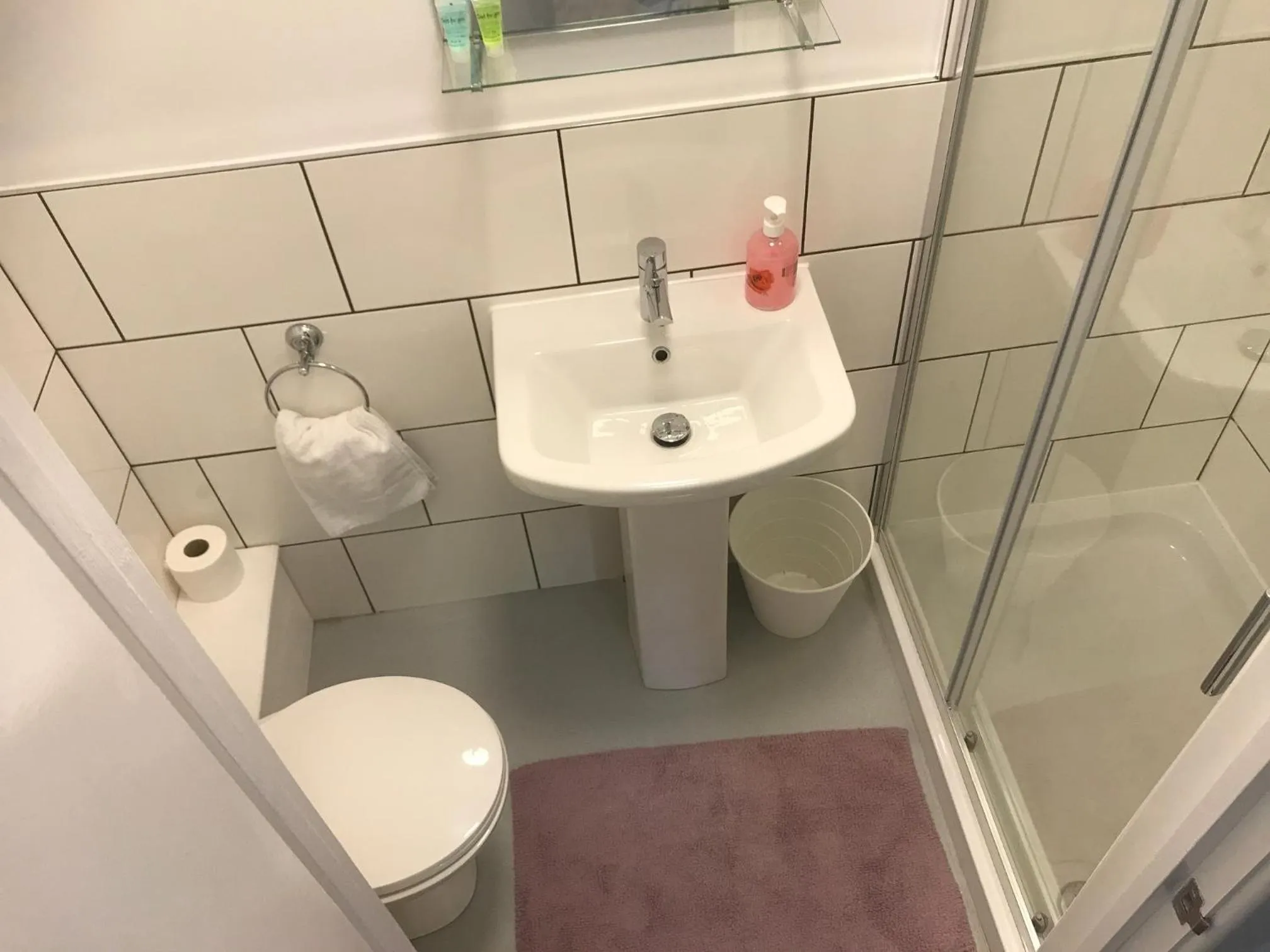 Bathroom in The Dalbury and Palmer Hotel with FREE PARKING