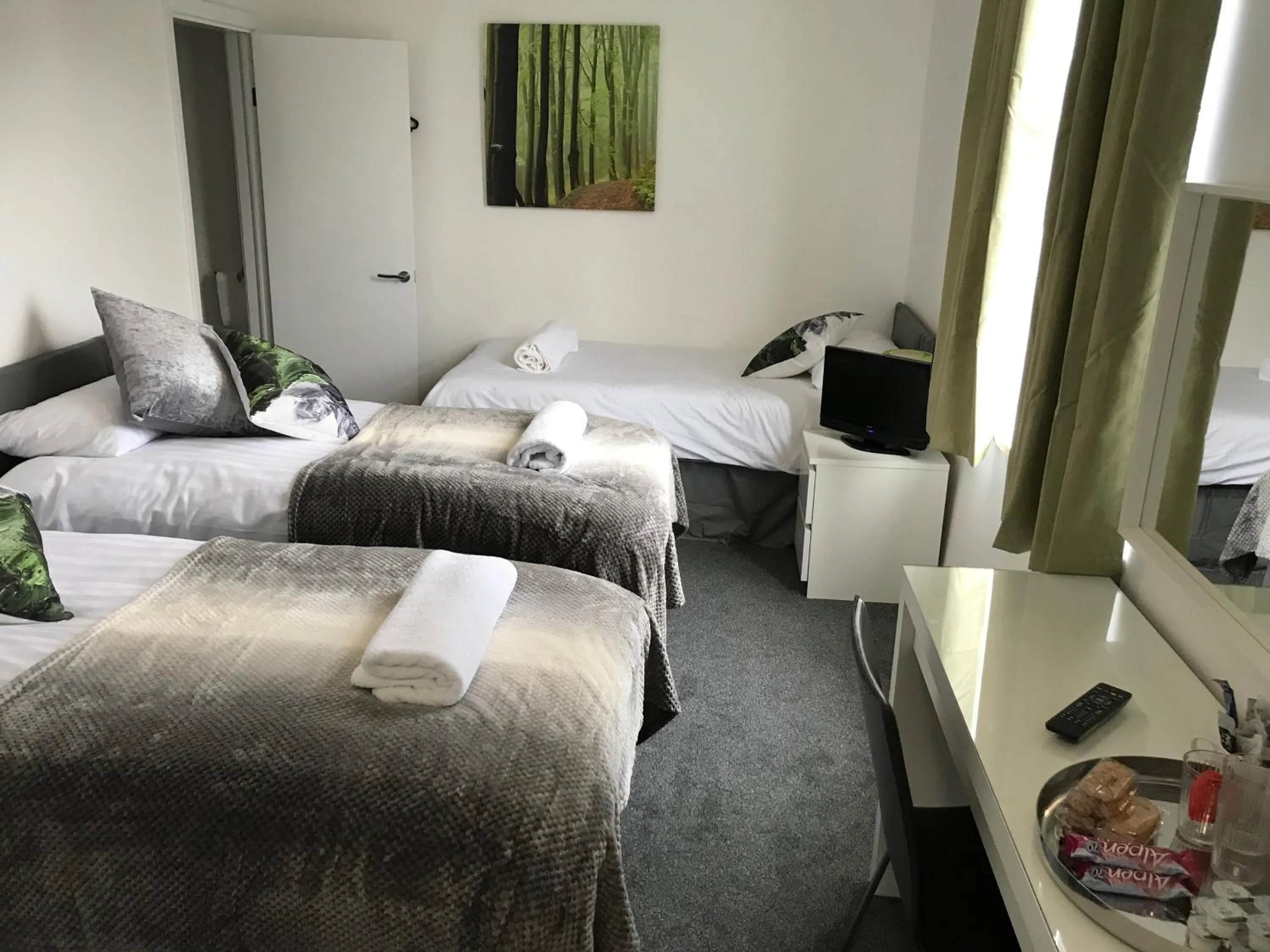Triple Room in The Dalbury and Palmer Hotel with FREE PARKING