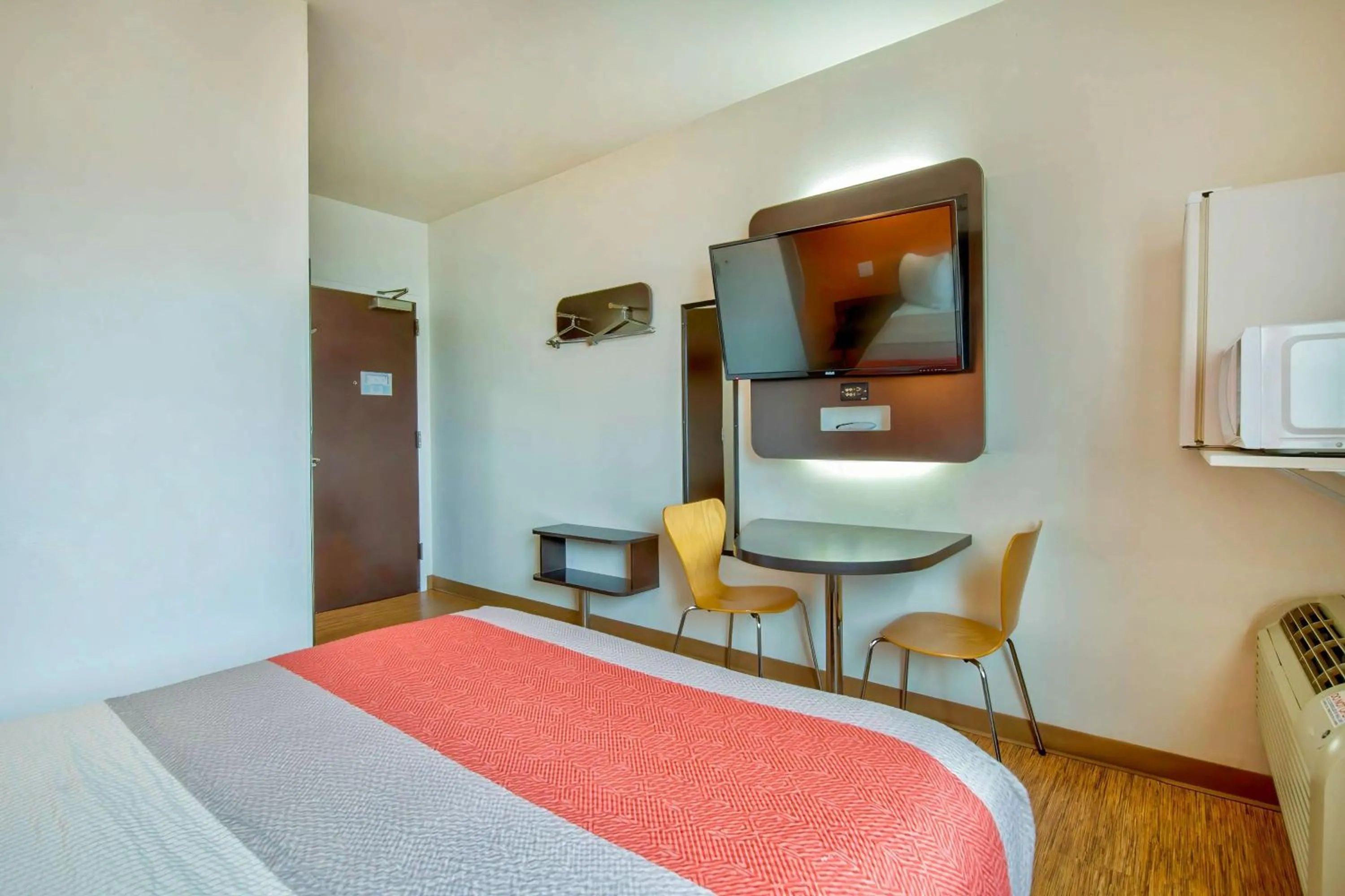 Bedroom, Bed in Motel 6-Eagle Pass, TX - Lakeside