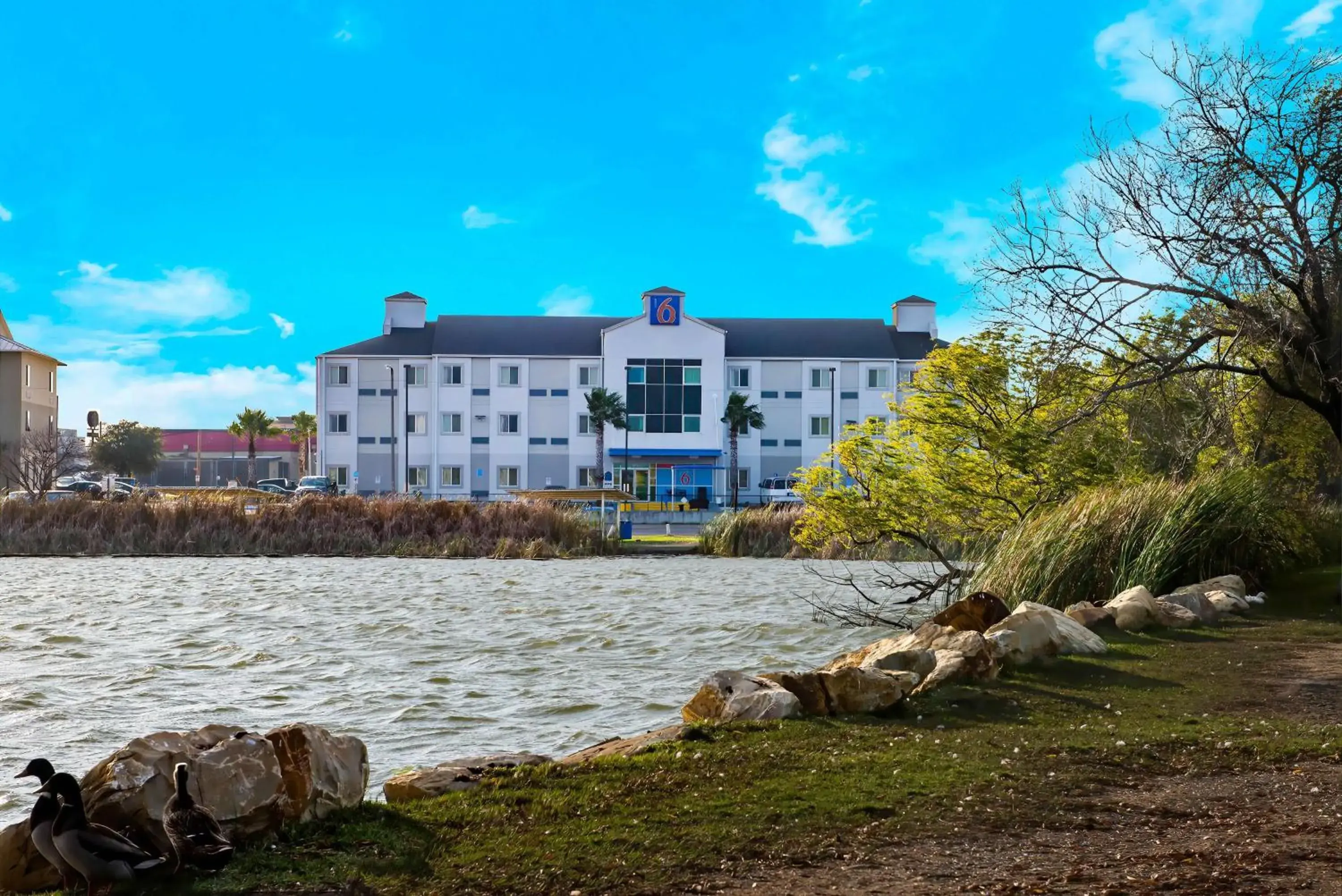 Property building in Motel 6-Eagle Pass, TX - Lakeside Property building in Motel 6-Eagle Pass, TX - Lakeside